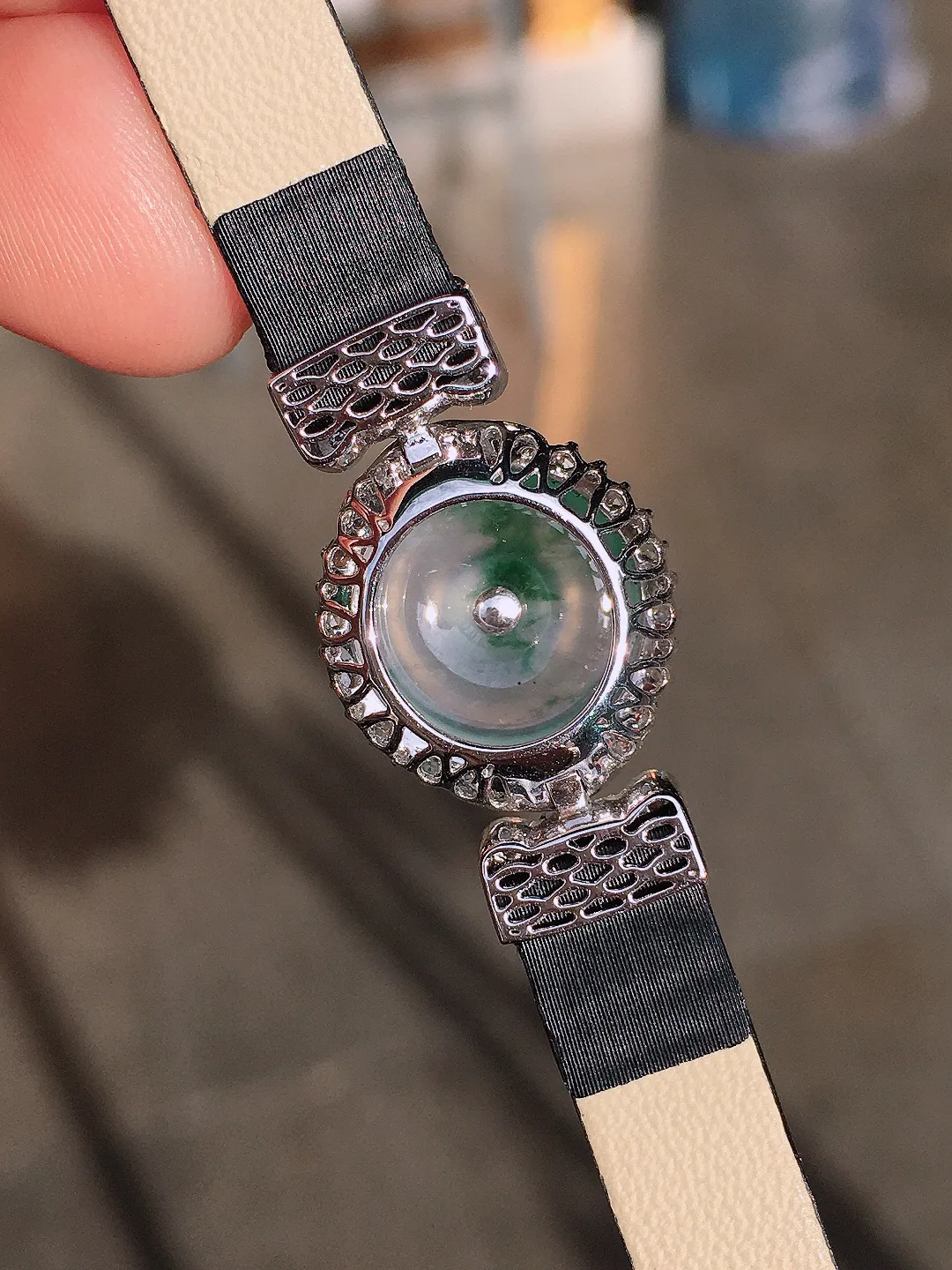 冰飘花平安扣手链，色泽艳丽，玉质细腻，荧光感超
强，饱满圆润，尽显优雅气质，18k
金豪华镶嵌