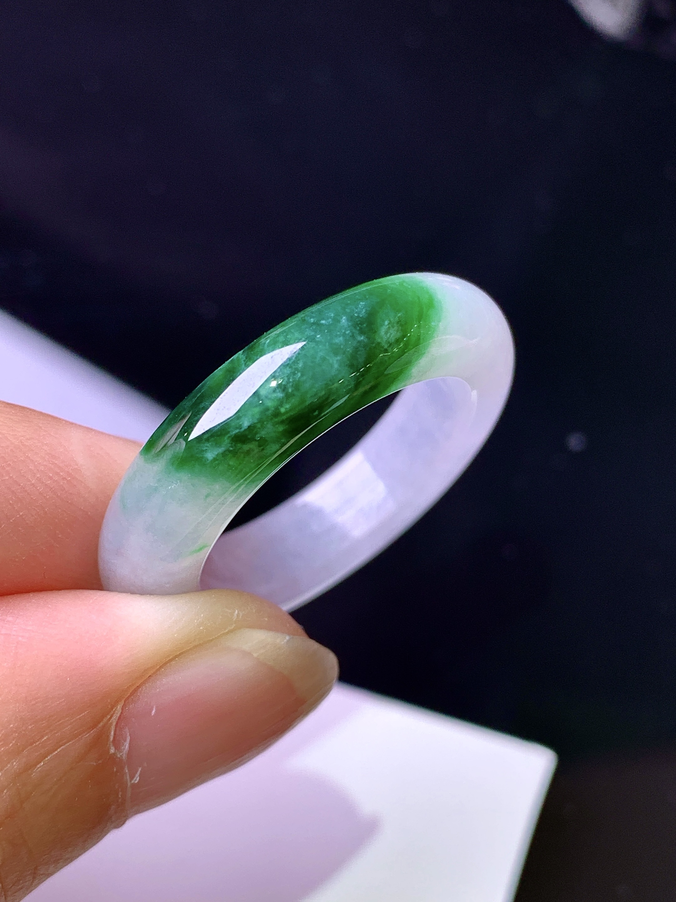 飘绿指环 玉质细腻 色泽清新艳丽 圈口17 整体尺寸26.3*5.5*4.2