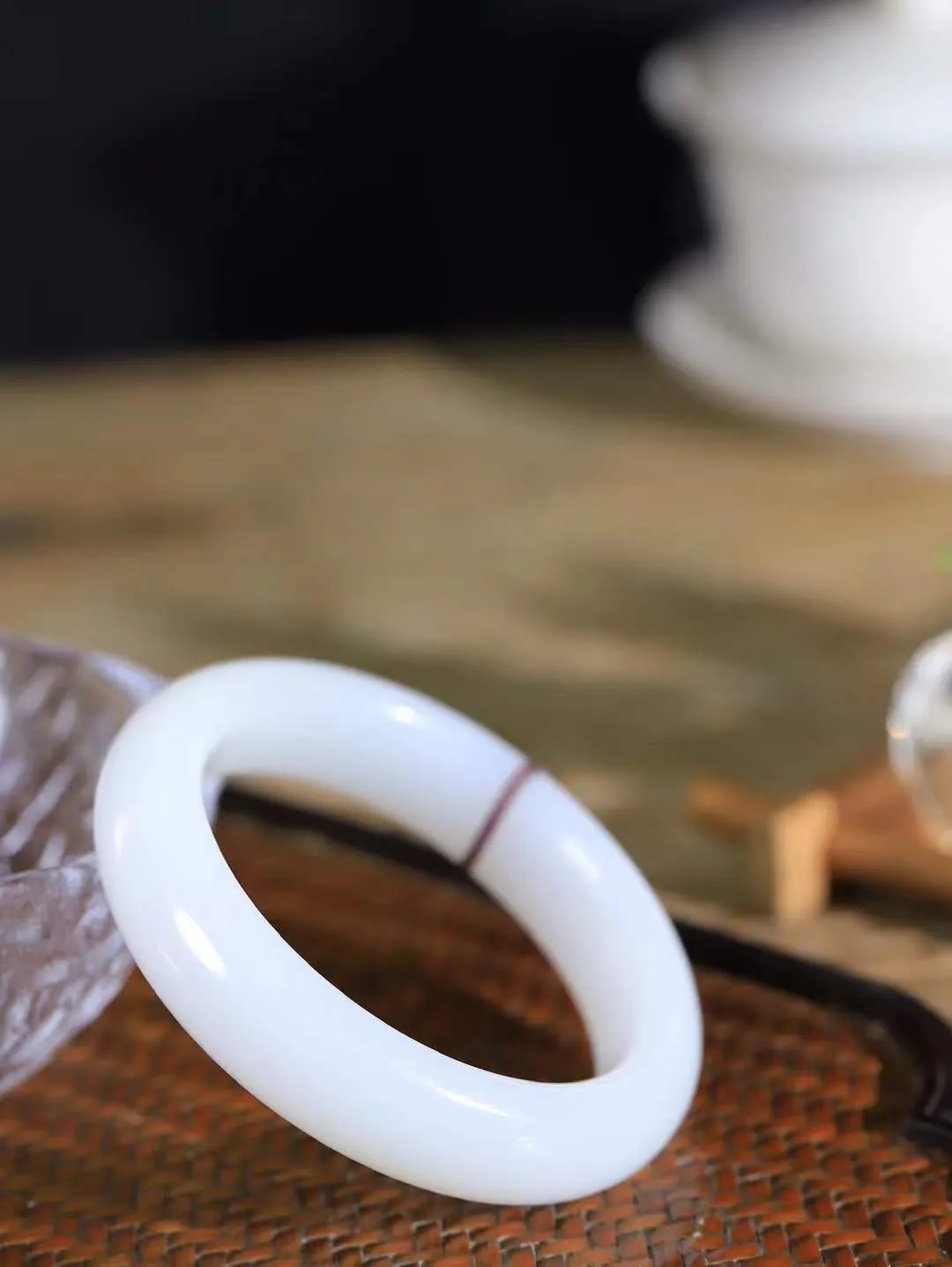 （一见钟情.手镯）

收藏级臻品️和田玉白玉手镯，玉质温和莹润，精光内蕴，手感舒适。整器简约，打磨光洁，让人爱不释手，料美艺精，萦绕于手，尽显高贵之姿。重71.4克 内径55.5mm尺寸15-9.7mm   FDA-101102173