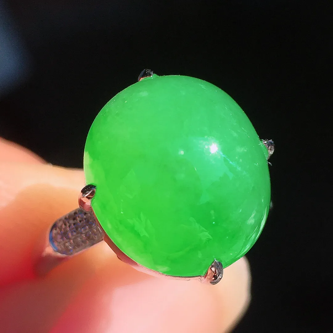 阳绿蛋面戒指，色泽均匀艳丽，玉质细腻，荧光感超
强，饱满圆润，尽显优雅气质，18k
金豪华镶嵌