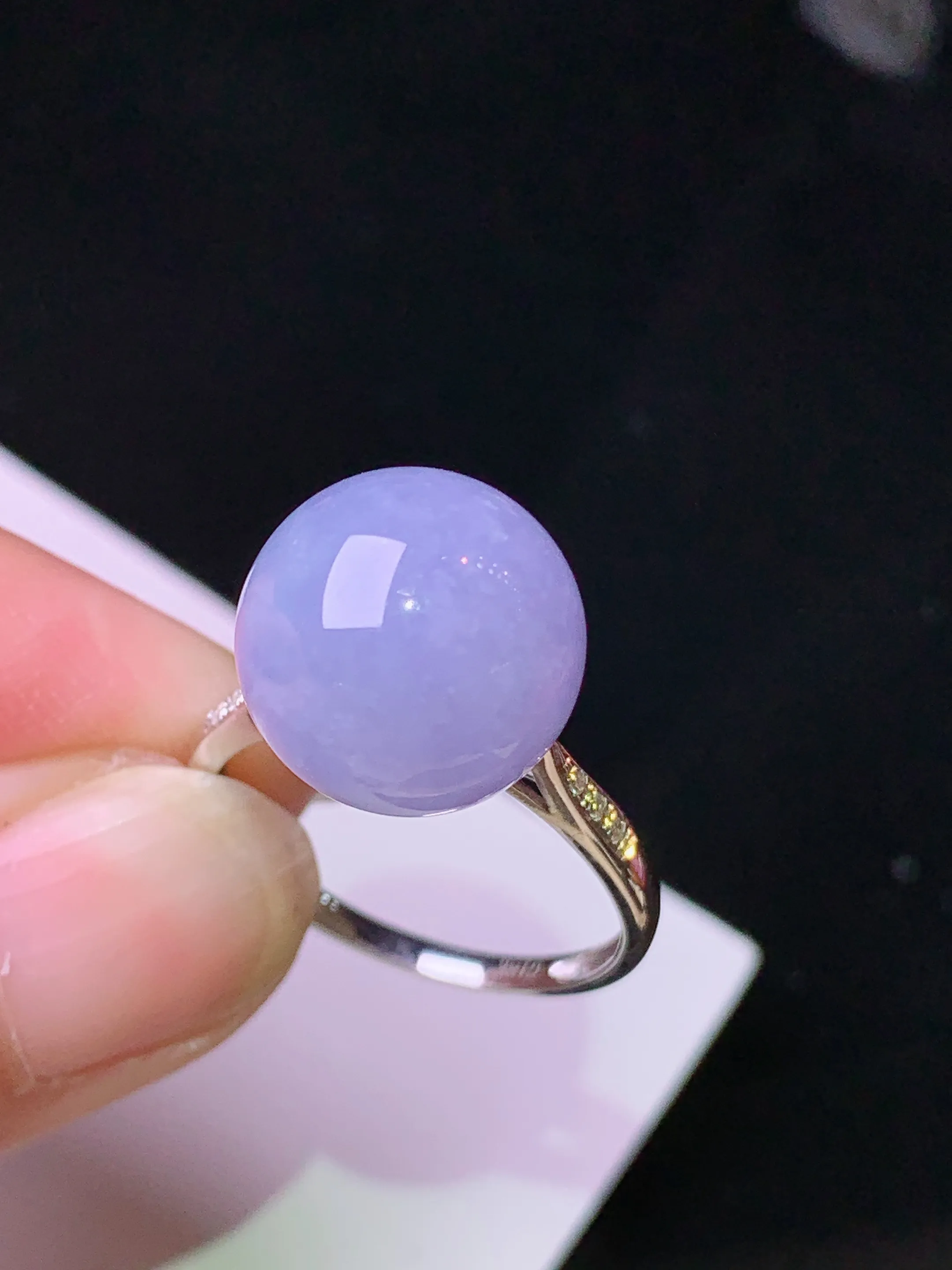 18k金钻镶嵌紫罗兰圆珠戒指 玉质细腻 色泽清新艳丽 圈口14 整体尺寸12.2