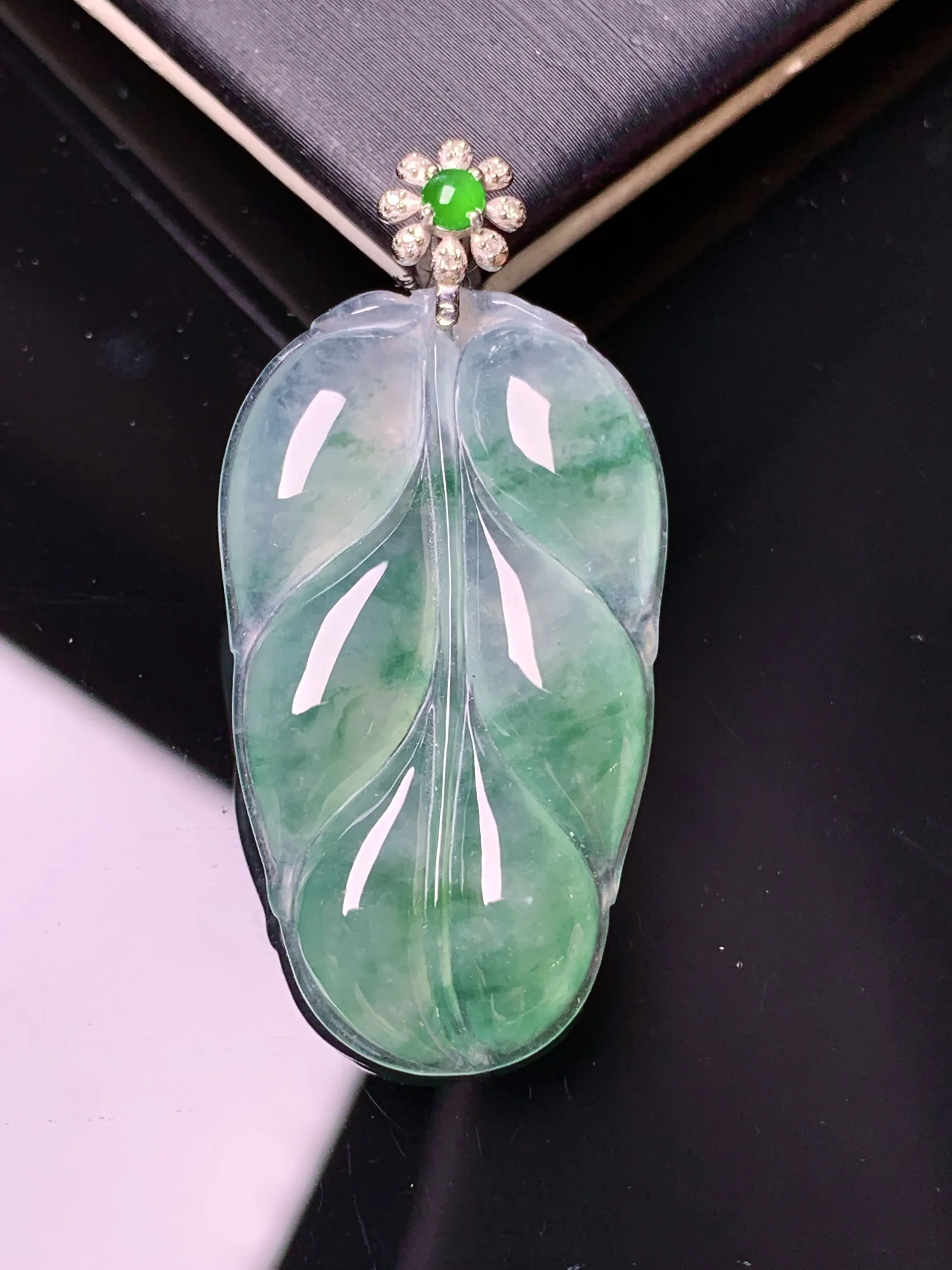 18k金钻镶嵌冰种飘绿树叶吊坠 玉质细腻 色泽清新艳丽 整体尺寸39.8*19.3*3.8