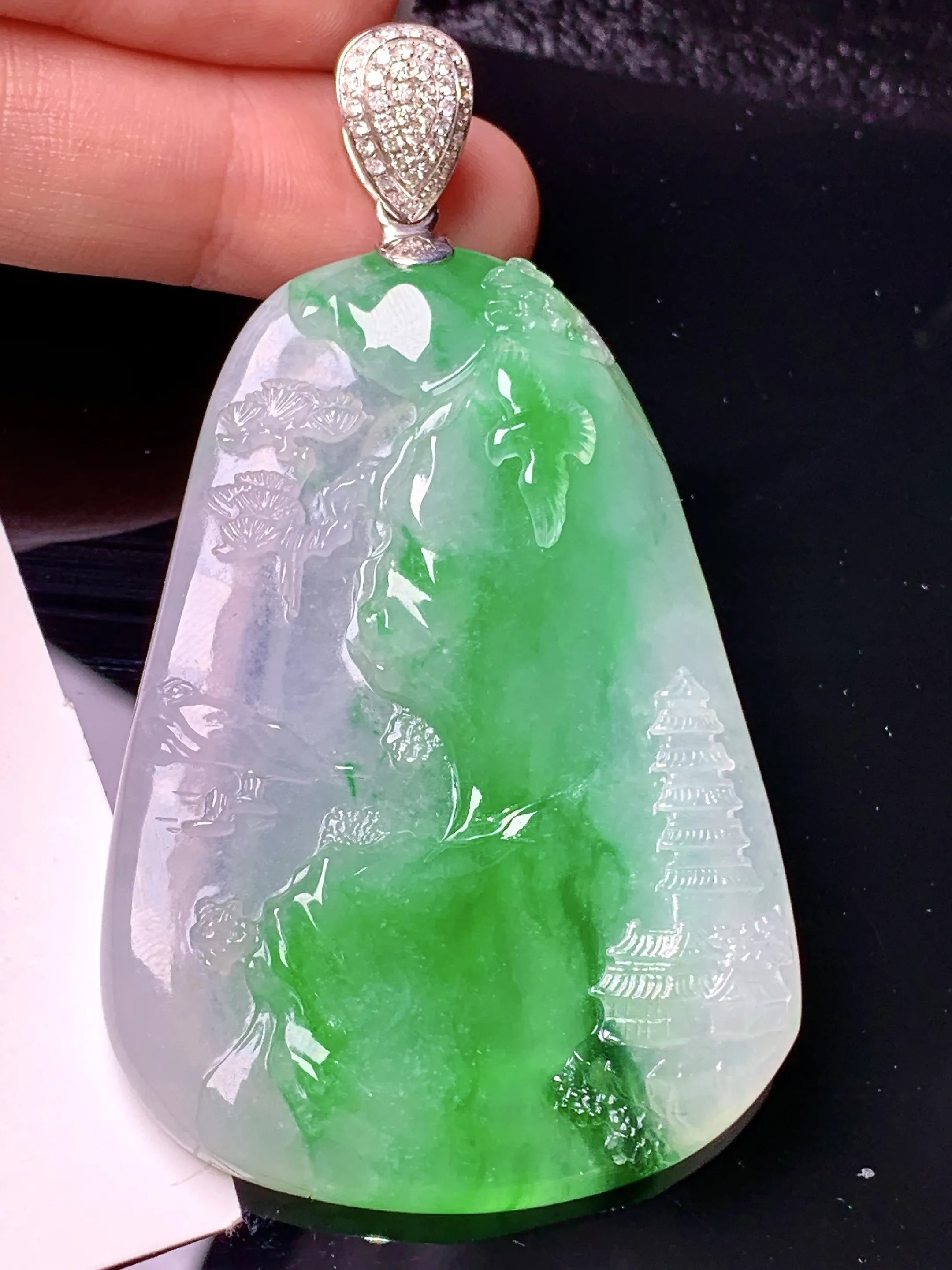 18k金钻镶嵌飘绿山水牌子吊坠 玉质细腻 色泽清新艳丽 整体尺寸72.6*40.5*7.6
