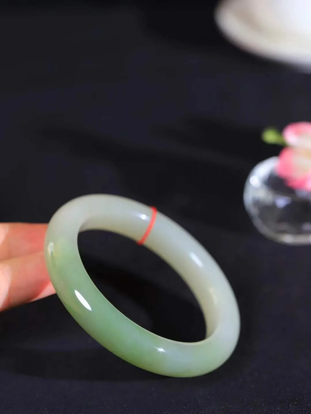 【翠色怡人.手镯】

精品和田玉翠青手镯，精品超级美镯，玉质细腻饱满，️温润脂香，仙雾缥缈，怡静如画，意蕴十足～，戴于腕间，神秘与高贵并存，给人以出尘的风雅，优美脱俗，气质非凡。重65克 内径57.5mm尺寸12.6-9.9mm191152100A