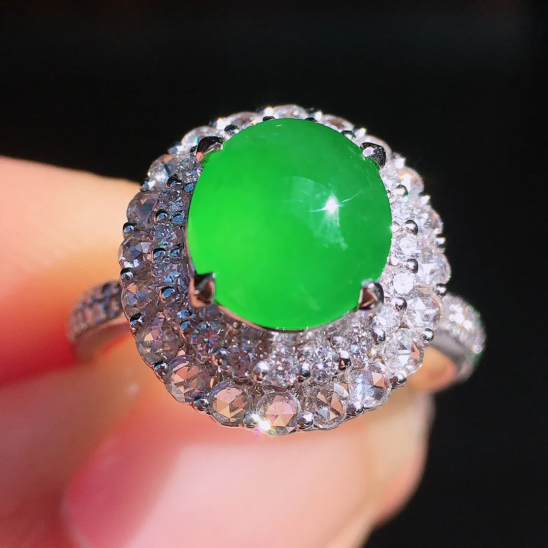 阳绿蛋面戒指，色泽均匀艳丽，玉质细腻，荧光感超
强，饱满圆润，尽显优雅气质，18k
金豪华镶嵌