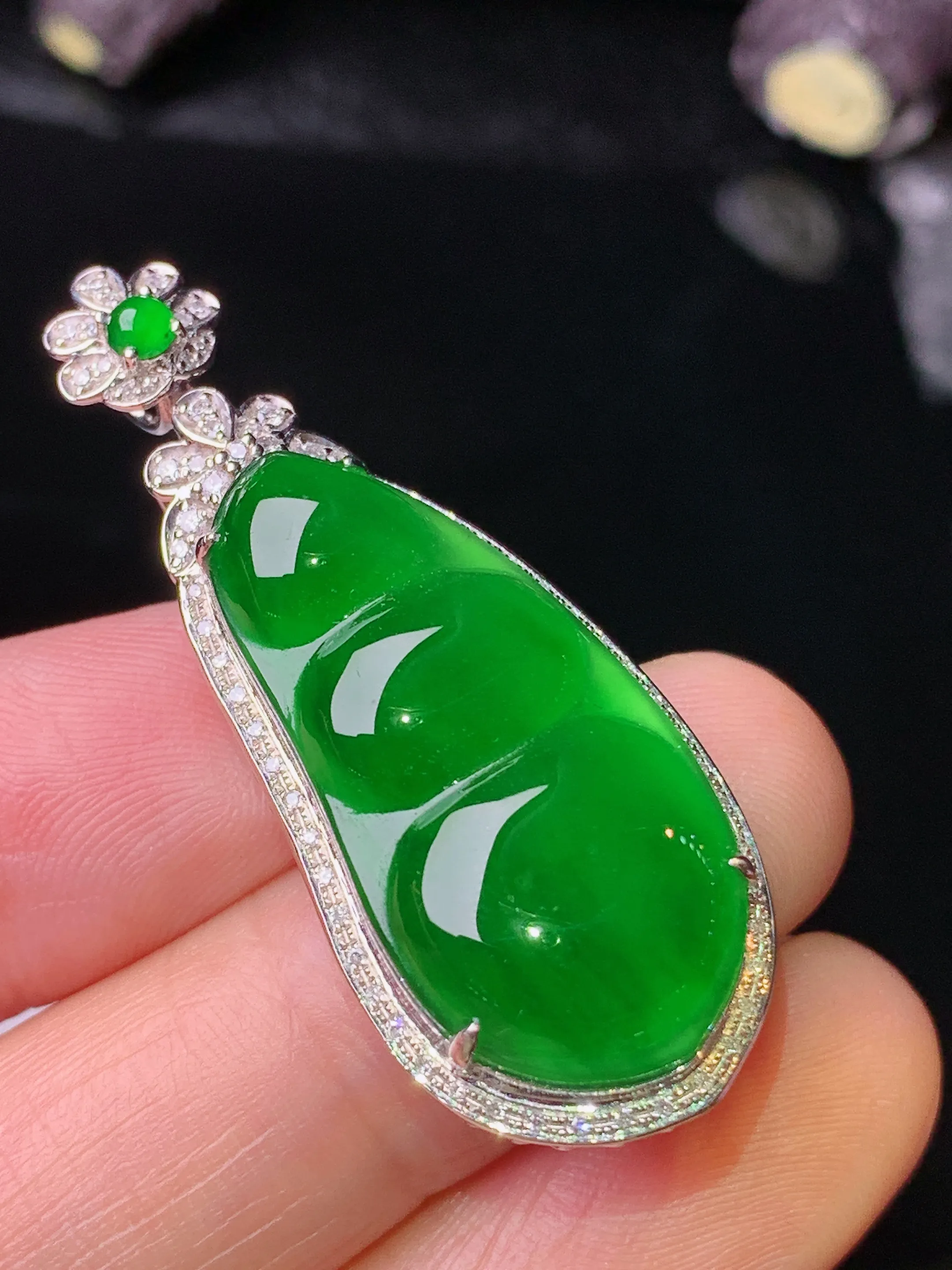 18k金钻镶嵌满绿四季豆吊坠 玉质细腻 色泽清新艳丽 整体尺寸41.8*16.3*9