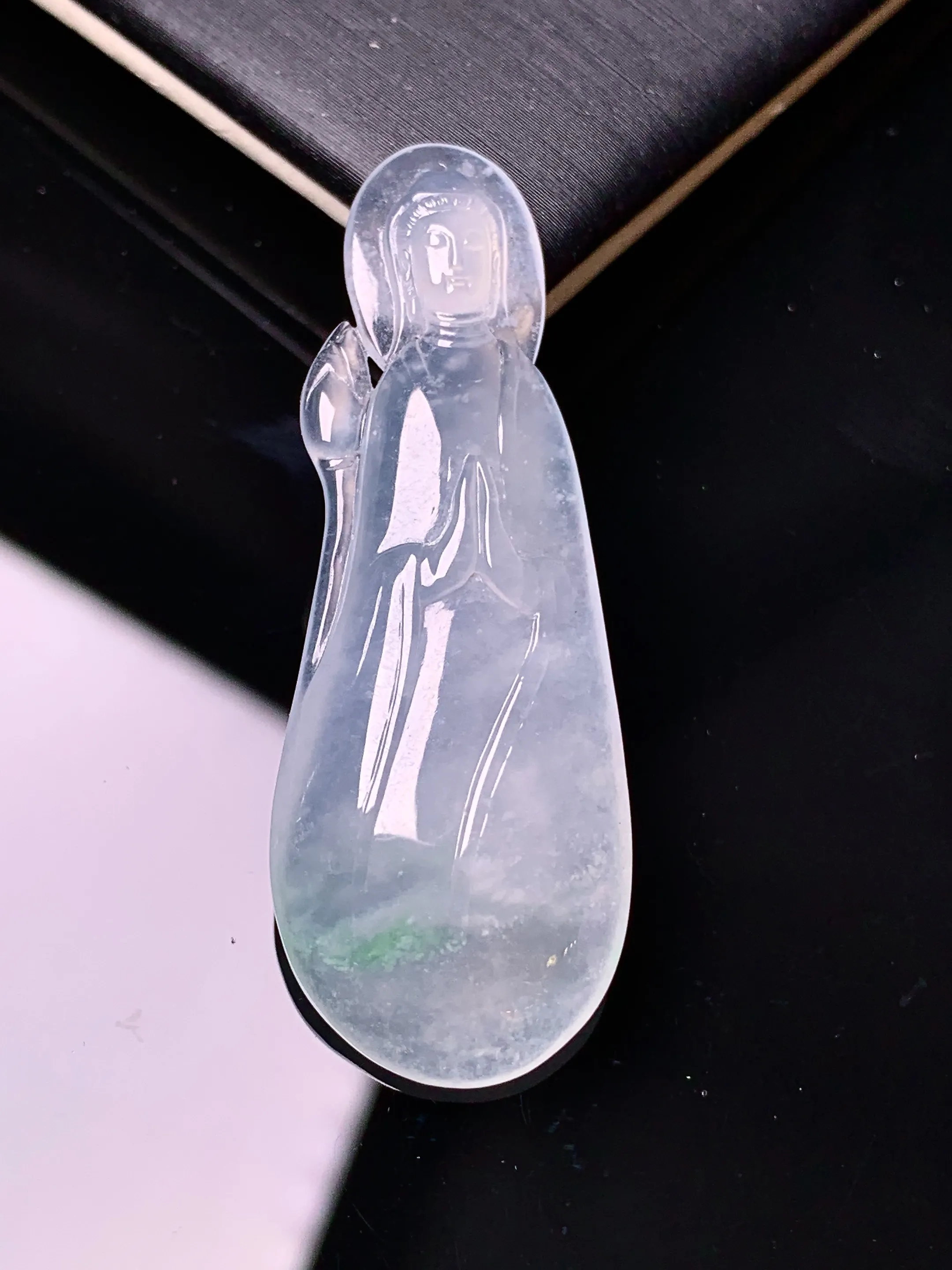 冰种飘绿观音吊坠 玉质细腻 色泽清新艳丽 整体尺寸46.5*16.7*6