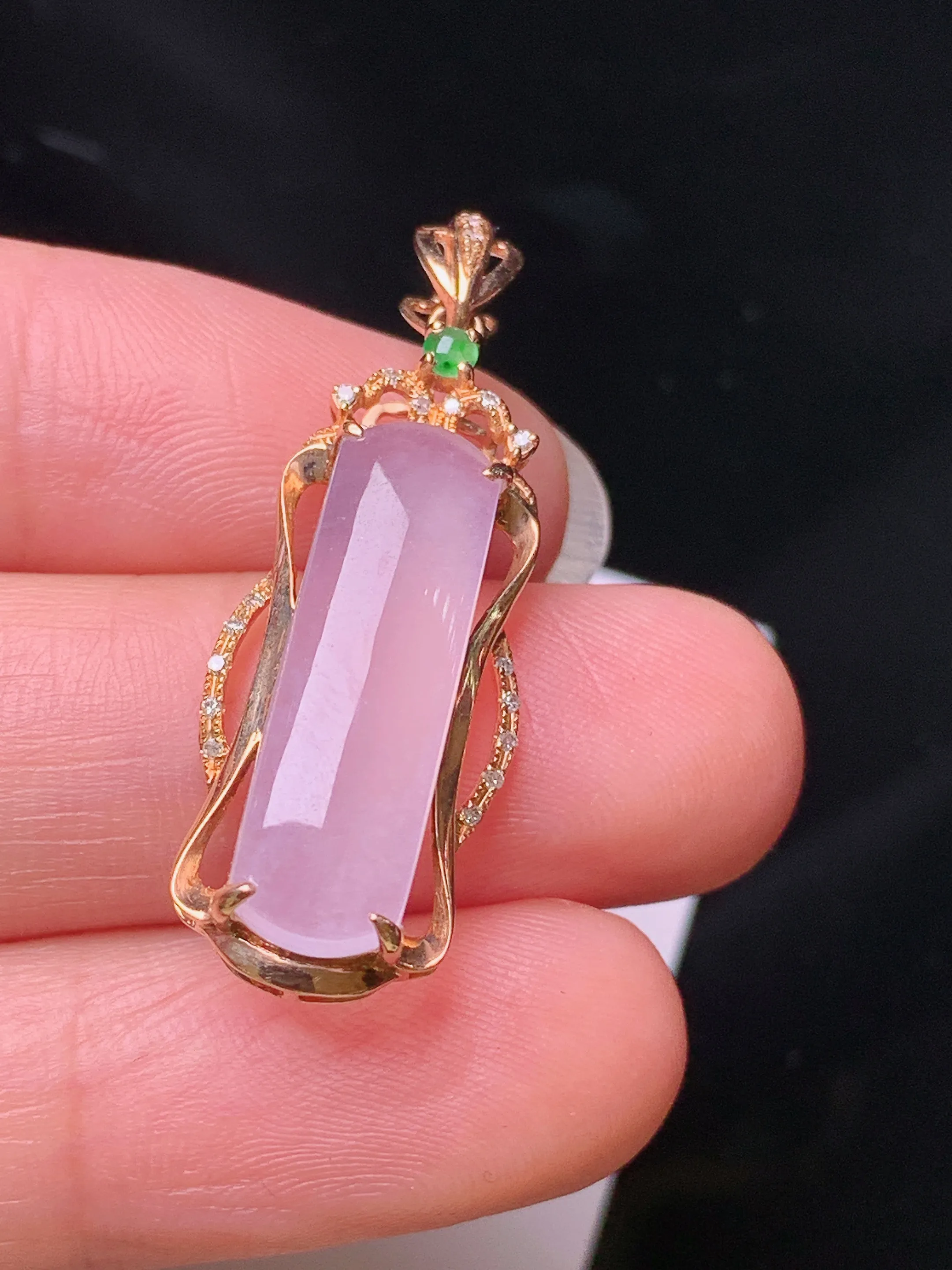 18k金钻镶嵌淡粉无事牌吊坠 玉质细腻 色泽清新艳丽 整体尺寸33.5*12*6.8