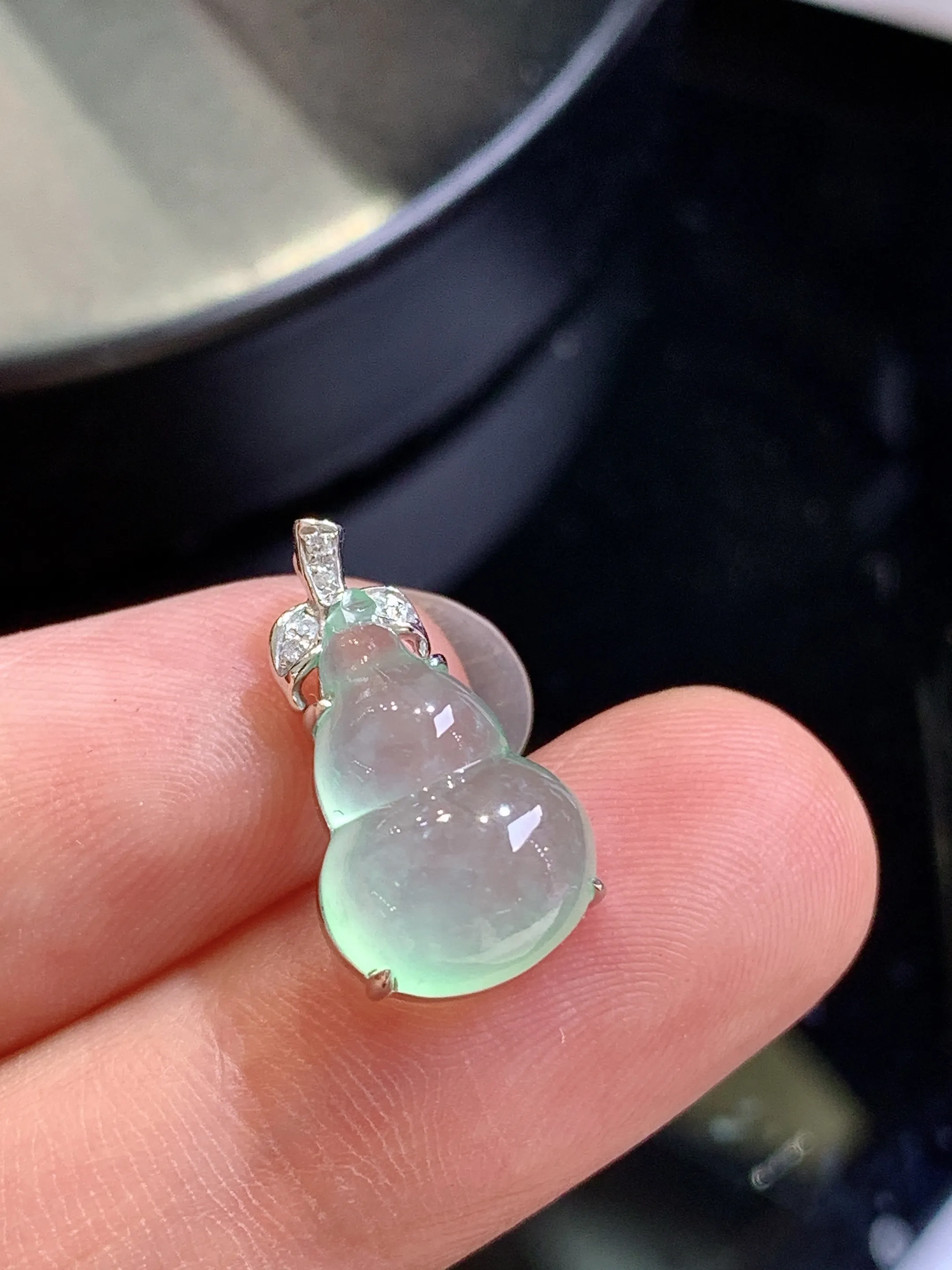 18k金钻镶嵌冰种吊坠 玉质细腻 色泽清新艳丽 整体尺寸17.2*9.2*7