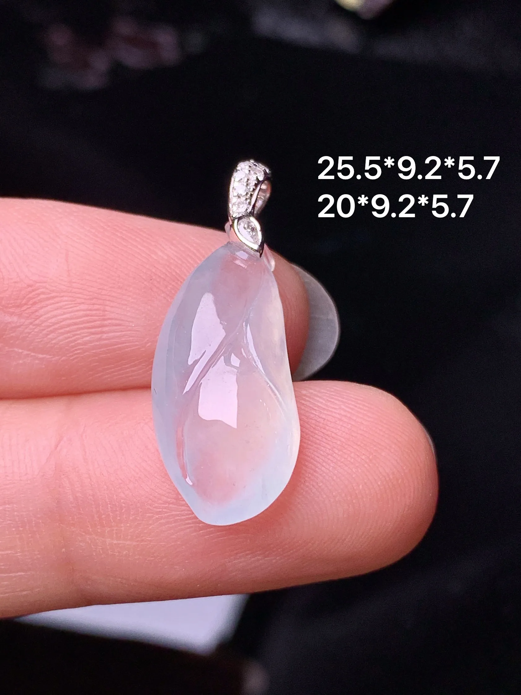 18k金钻镶嵌冰种花蕾吊坠 玉质细腻 色泽清新艳丽 整体尺寸25.5*9.2*5.7