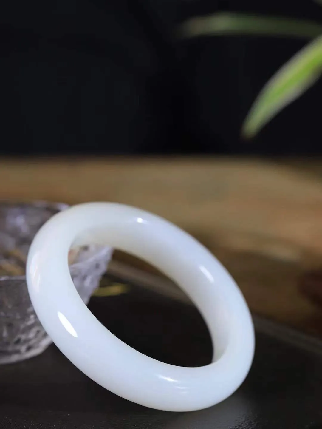 【婉约佳人.手镯】

精品️和田玉白玉手镯 玉质温润细腻 油性十足 手感舒适，高华雅逸，线条流畅，简约大气，美自天成，素雅高贵。佩戴于腕间，婉约之美，举手投足间透出那份低调奢华。重73.5克 内径54.5mm  尺寸14.5-10.3mm   FDA-111102133