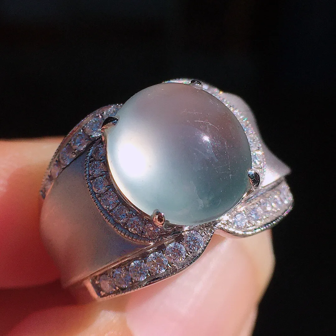 玻璃种蛋面戒指，玉质细腻，荧光感超
强，饱满圆润，尽显优雅气质，18k
金豪华镶嵌