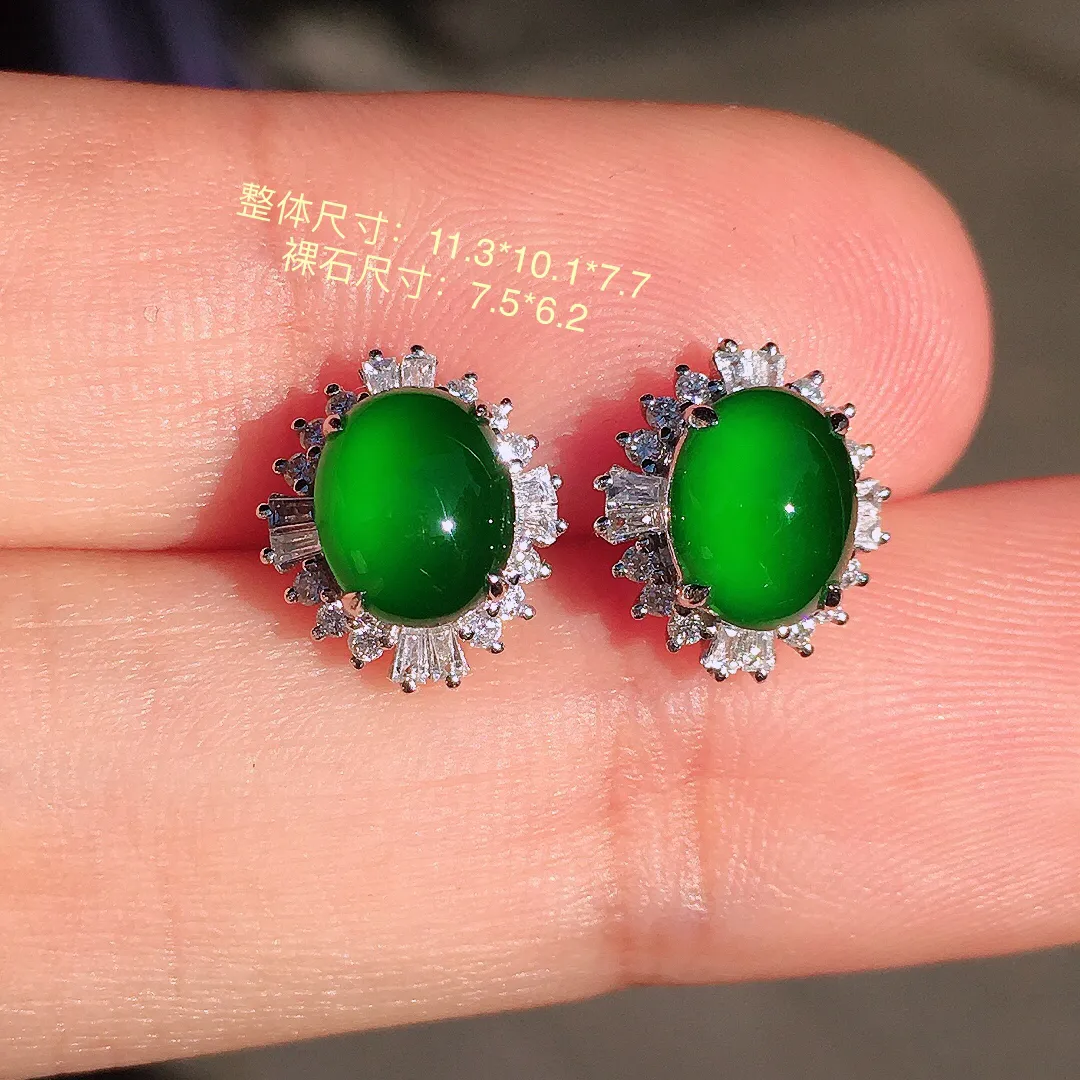 满绿蛋面耳钉，色泽均匀浓郁，玉质细腻，荧光感超
强，饱满圆润，尽显优雅气质，18k
金豪华镶嵌