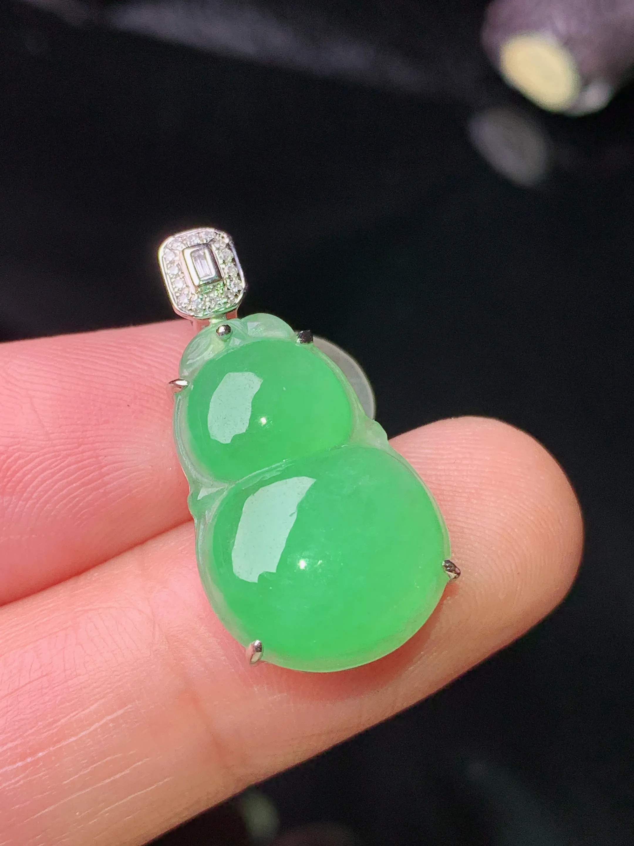 18k金钻镶嵌翠绿葫芦吊坠 玉质细腻 色泽清新艳丽 整体尺寸25.6*13*6.2