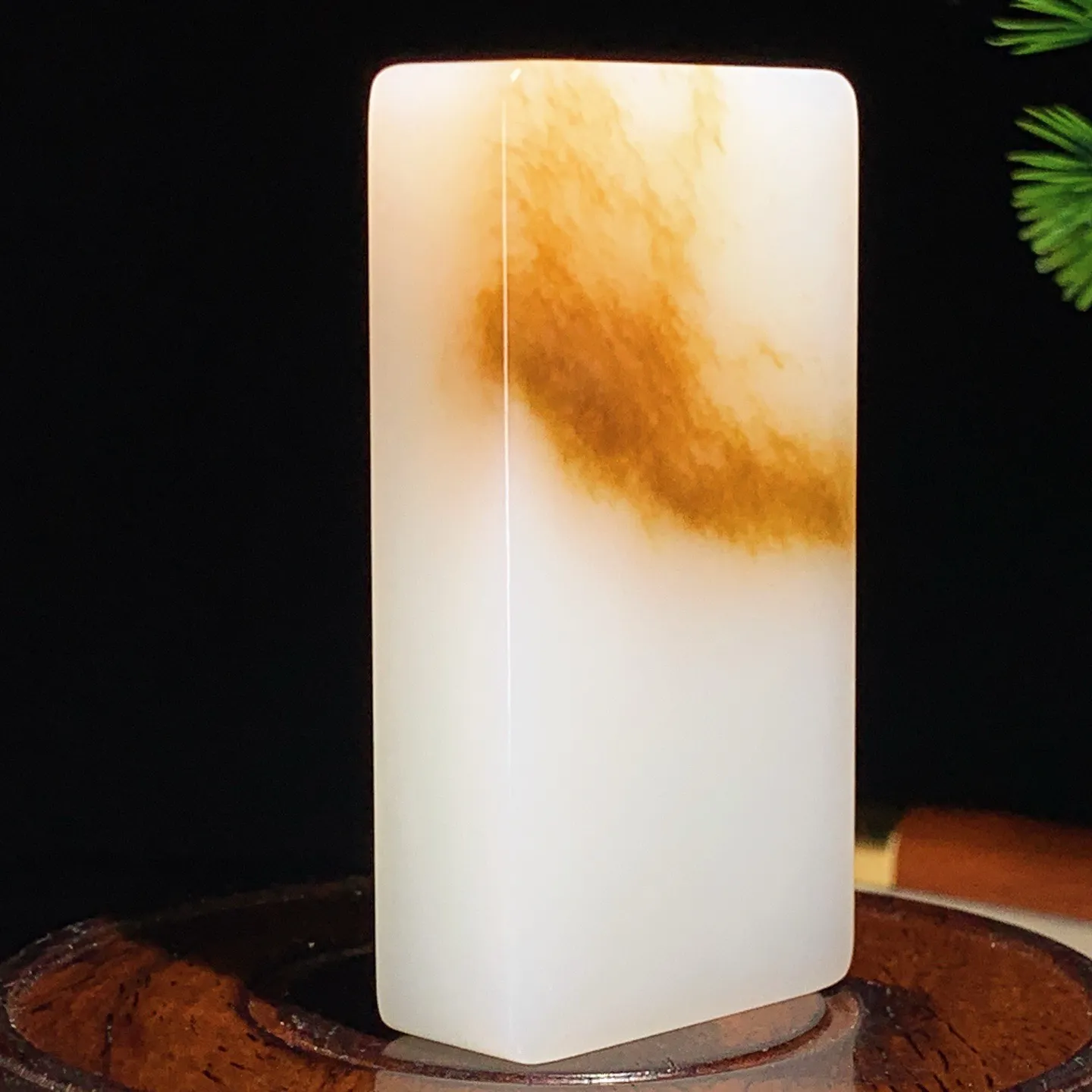 收藏级！新疆和田玉羊脂白且末糖平安无事牌挂件。尺寸70/38/15重111.5克。玉质细腻油润！手推出油。佩戴高端典雅。lt251119