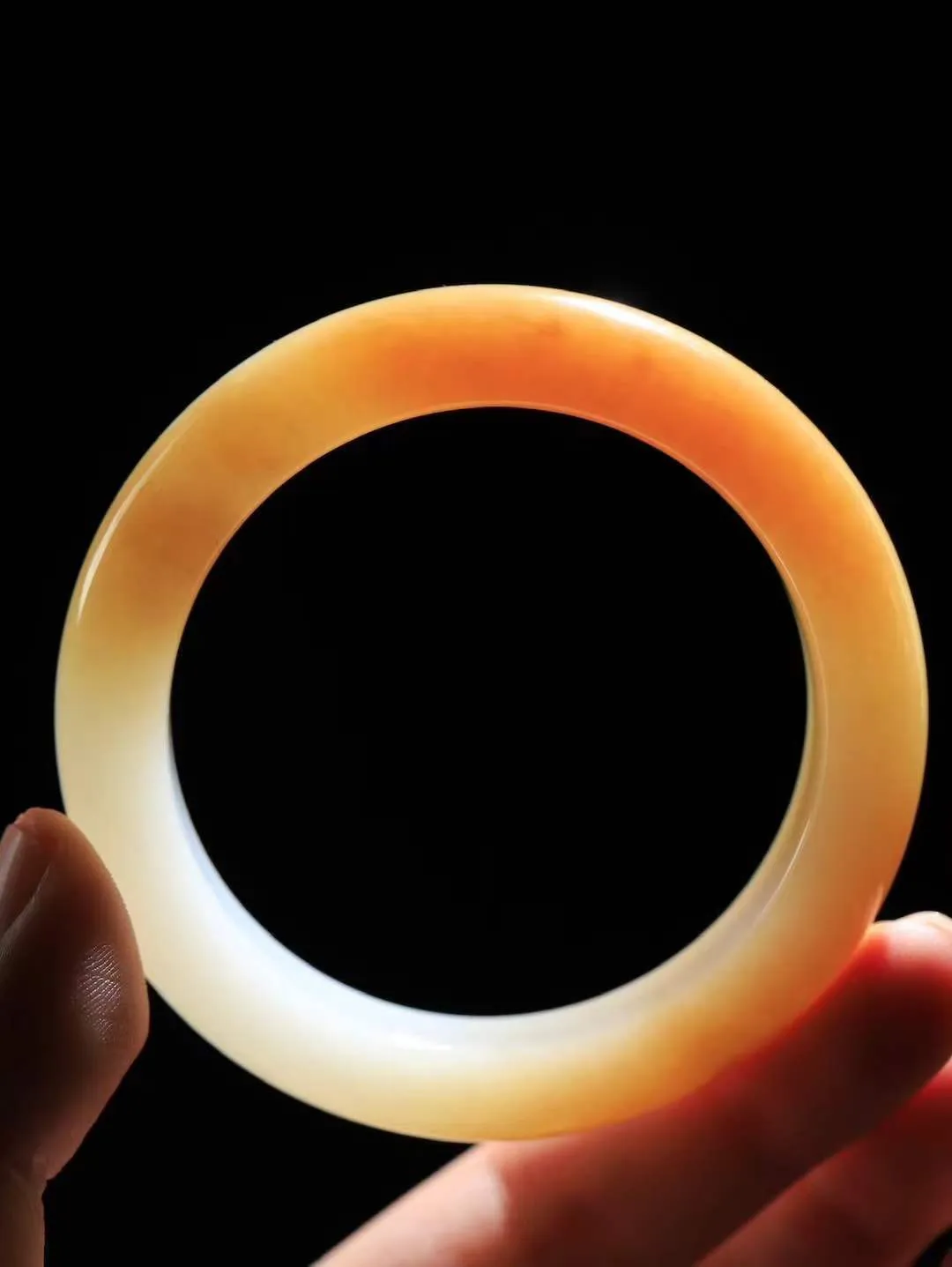 （柔情似水.手镯）

精品和田玉糖白玉手镯，玉质温润细腻，镯型饱满圆润，优雅知性，姽婳于幽静兮，又婆娑乎人间，经典款型，古朴典雅。极具灵性，腕间风情，风姿卓越。 重67克   尺寸55-13.7-9.8mm    FDL-361102126