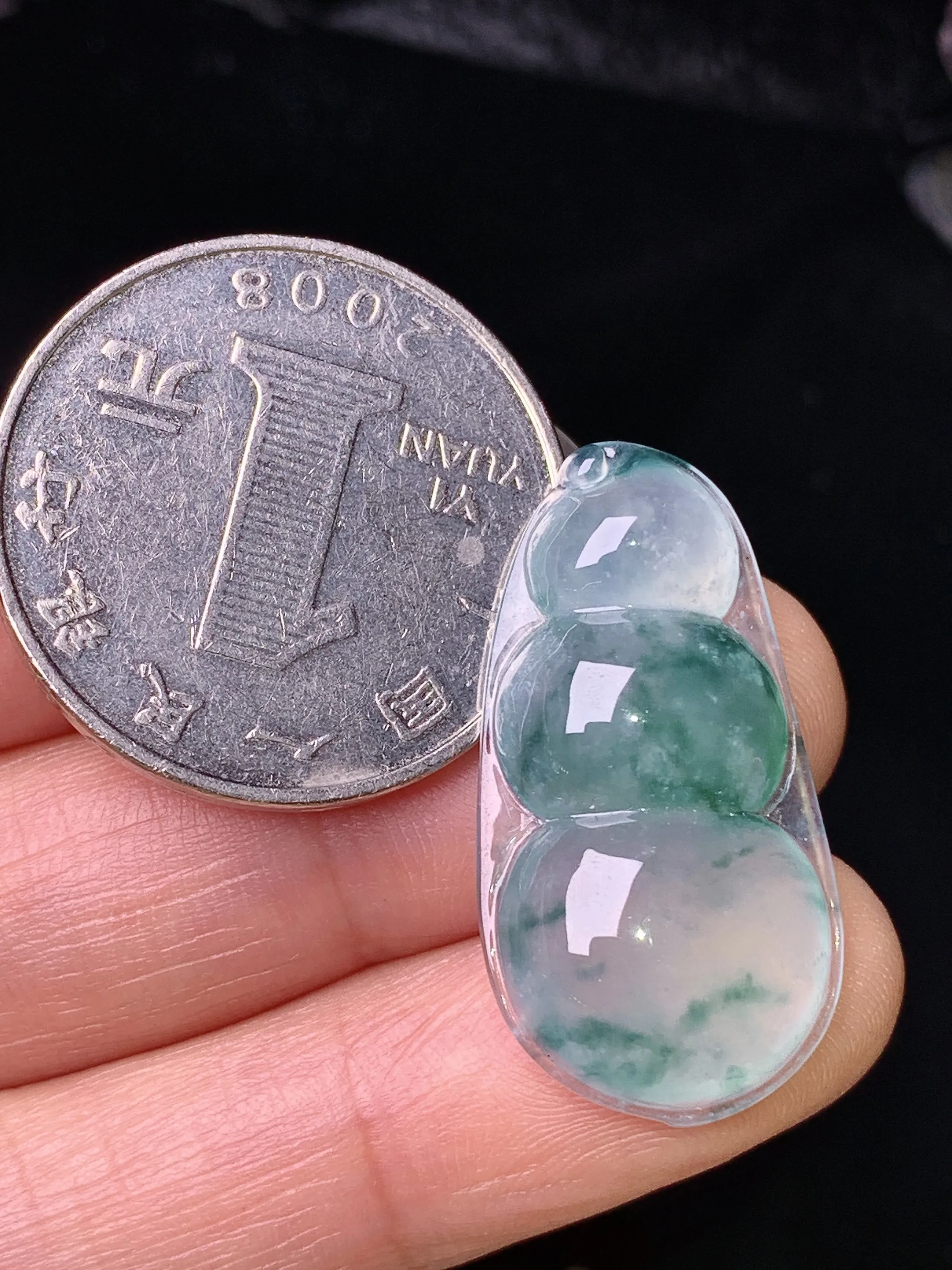 冰种飘花四季豆吊坠 玉质细腻 色泽清新艳丽 整体尺寸28.7*15*5.8