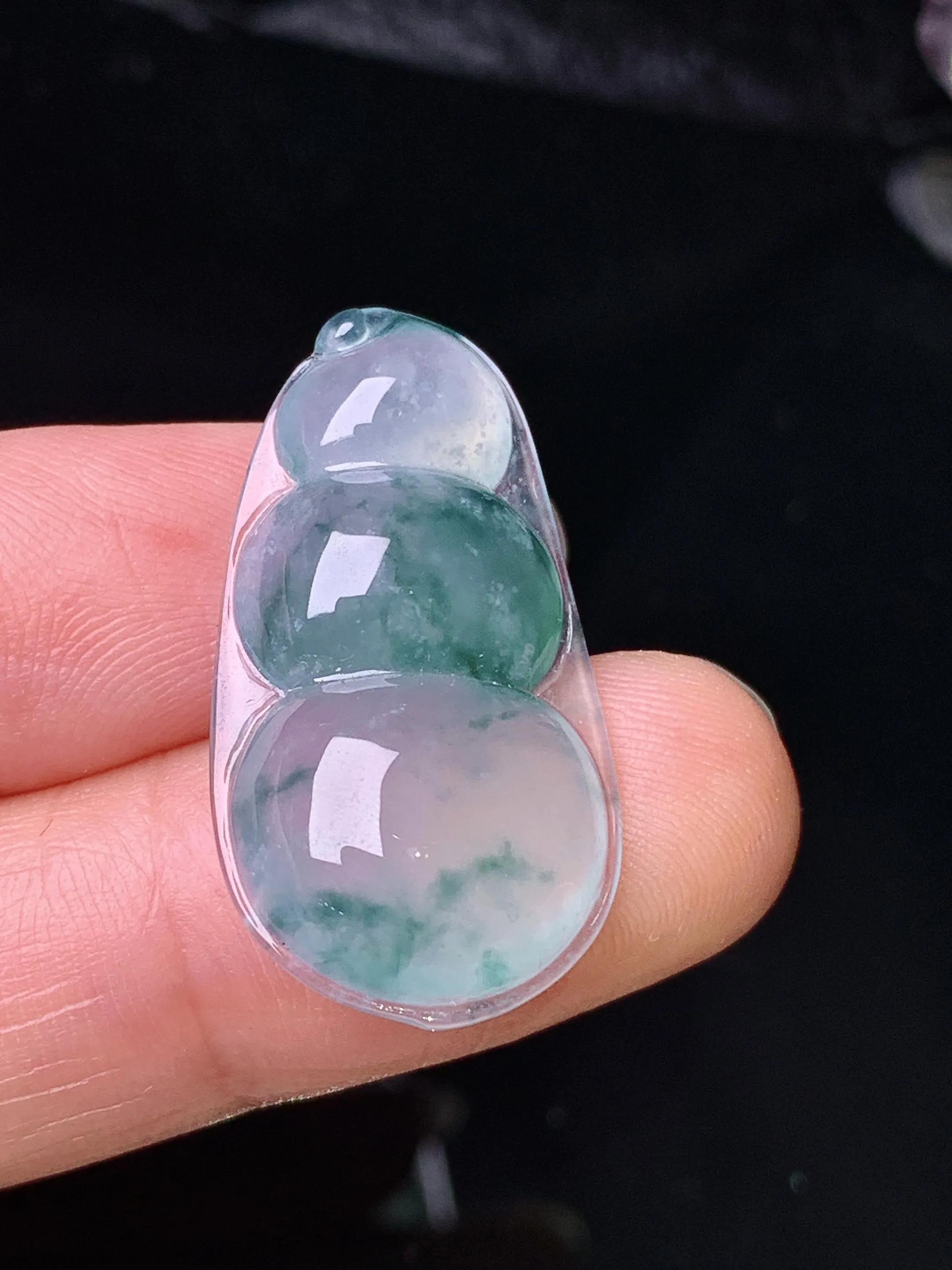 冰种飘花四季豆吊坠 玉质细腻 色泽清新艳丽 整体尺寸28.7*15*5.8