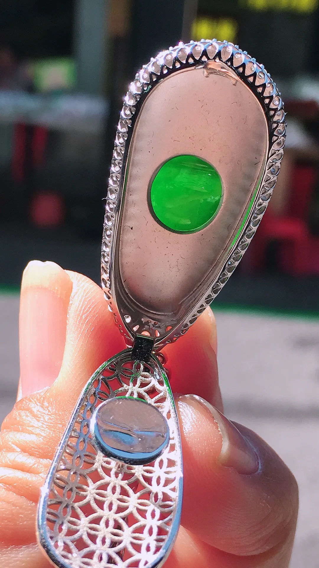 满绿福豆吊坠，色泽均匀浓郁，玉质细腻，荧光感超
强，饱满圆润，尽显优雅气质，18k
金豪华镶嵌