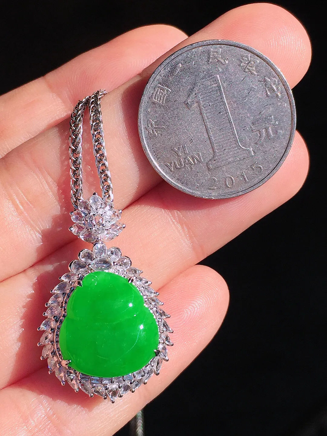 阳绿葫芦吊坠，色泽均匀艳丽，玉质细腻，荧光感超
强，饱满圆润，尽显优雅气质，18k
金豪华镶嵌