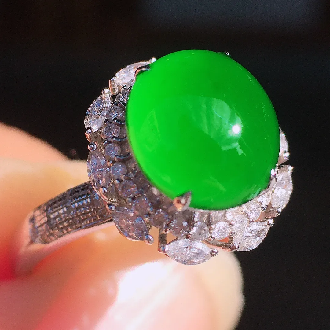 阳绿蛋面戒指，色泽均匀艳丽，玉质细腻，荧光感超
强，饱满圆润，尽显优雅气质，18k
金豪华镶嵌