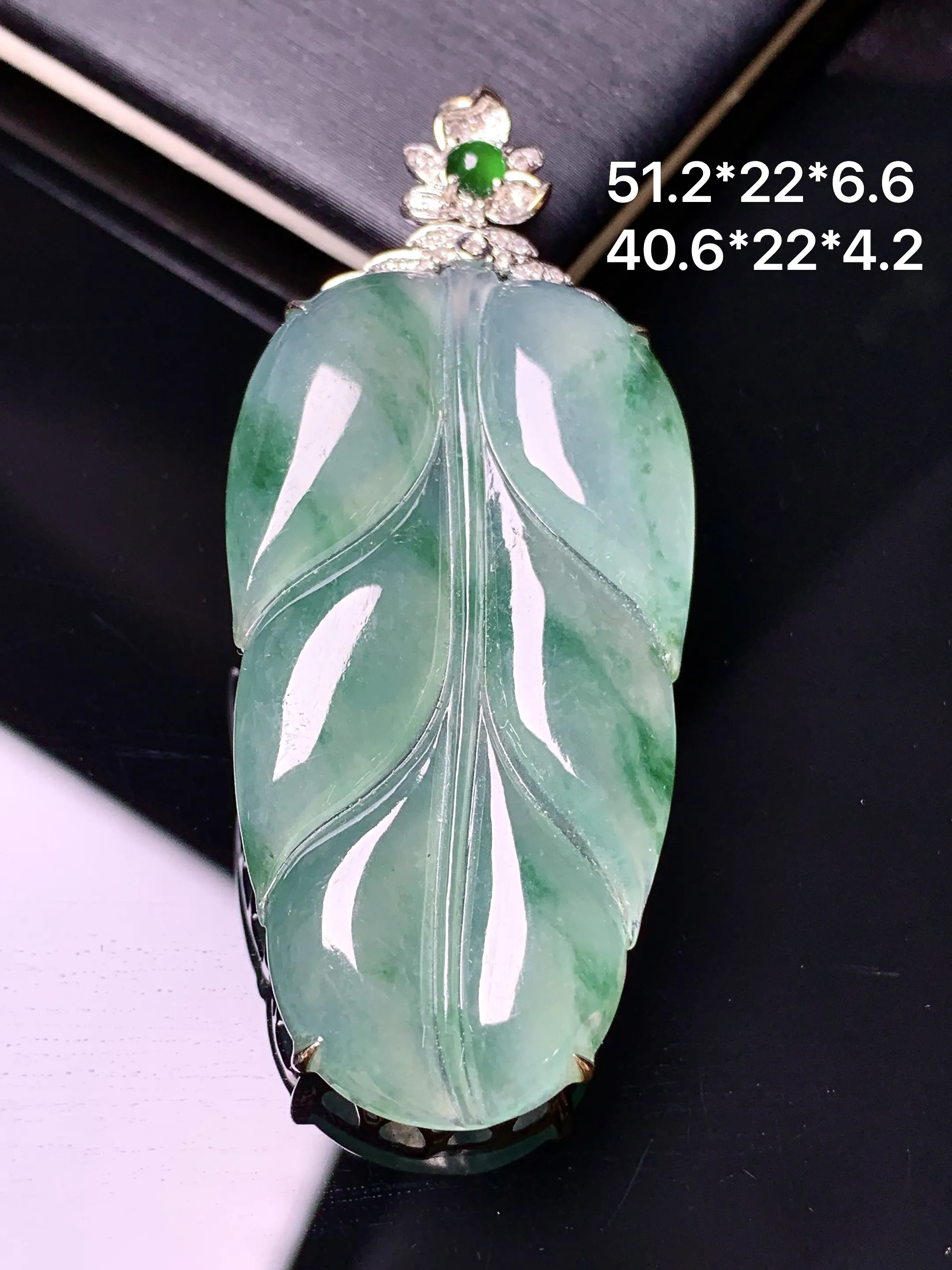 18k金钻镶嵌冰种飘绿树叶吊坠 玉质细腻 色泽清新艳丽 整体尺寸51.2*22*6.6