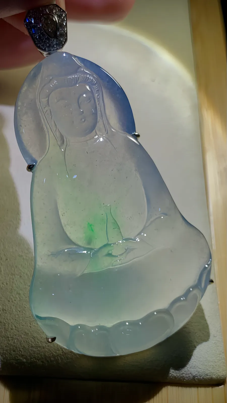 绿花【净瓶观音·慈悲为怀】，
浩锐玉雕艺术作品，
裸石约61.2-39-5.5mm，
整体72-39