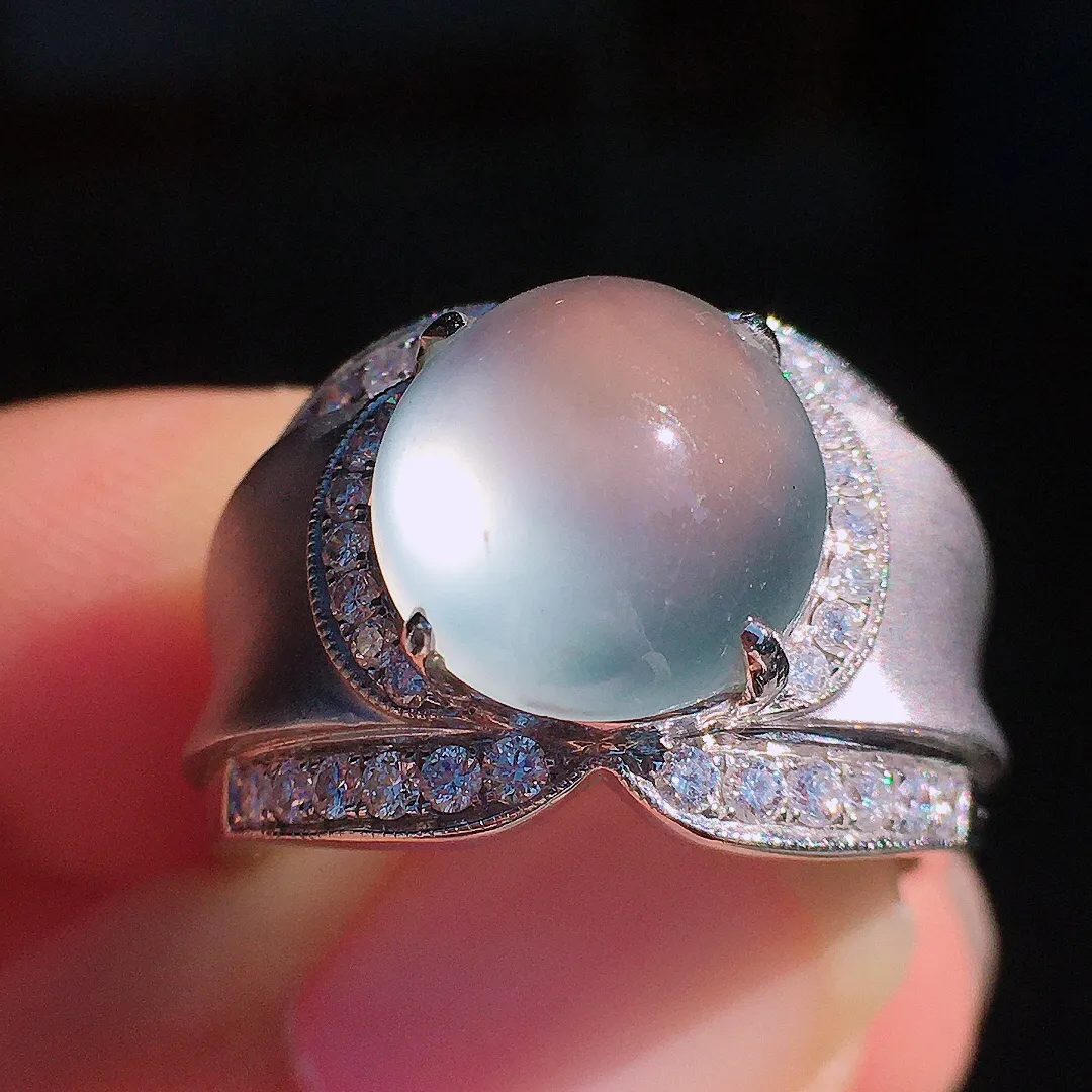 玻璃种蛋面戒指，玉质细腻，荧光感超
强，饱满圆润，尽显优雅气质，18k
金豪华镶嵌