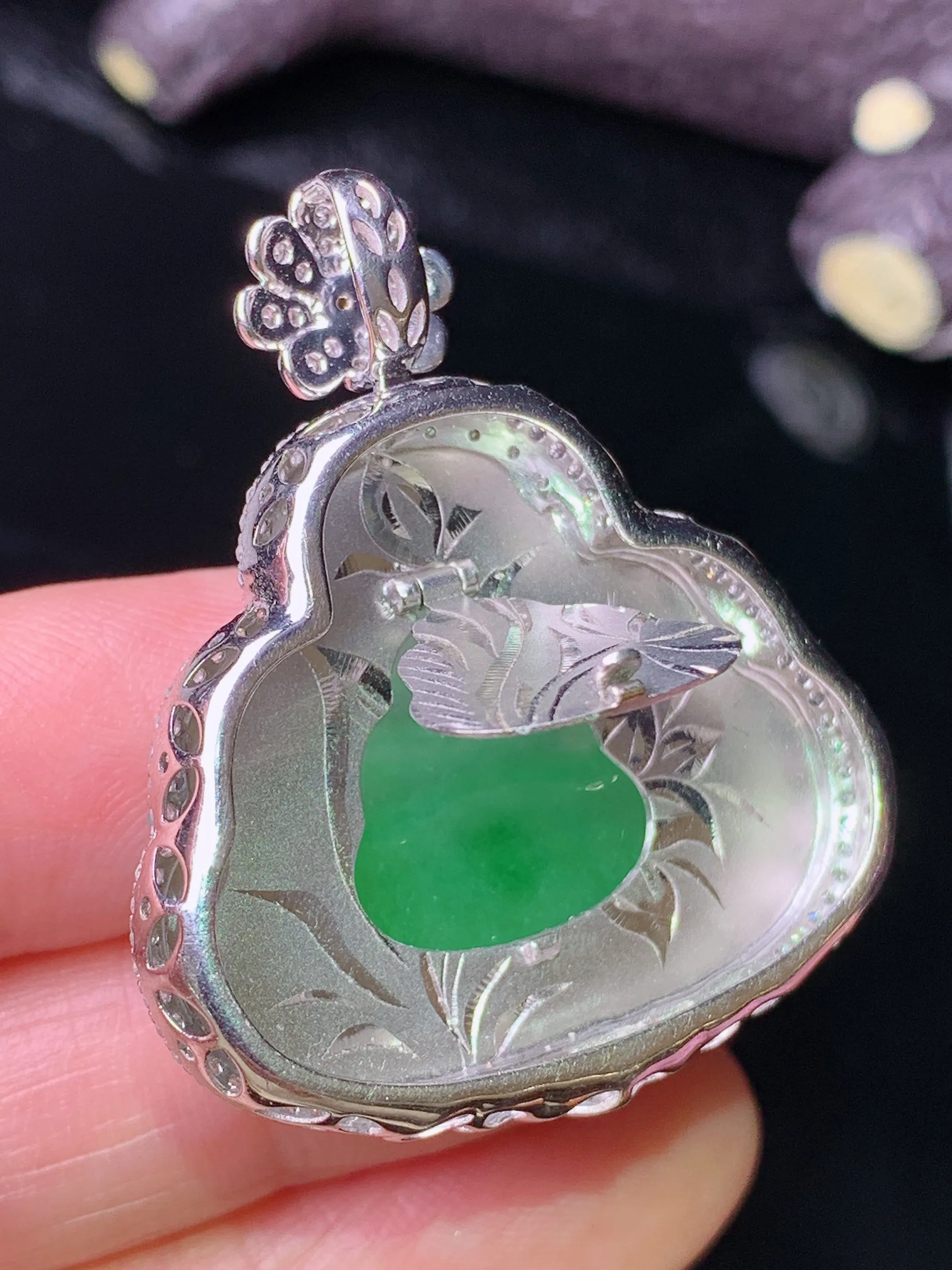 18k金钻镶嵌翠绿佛公吊坠 玉质细腻 色泽清新艳丽 整体尺寸38*32*10.7