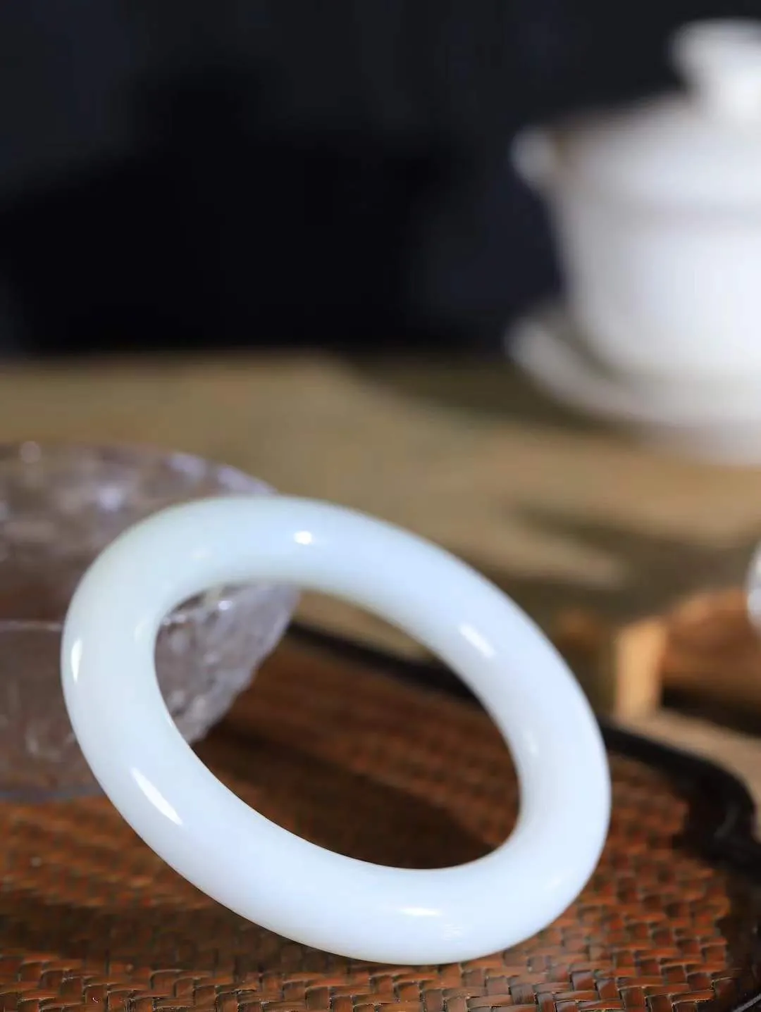 【玉佳人·手镯】

精品️和田玉白玉圆条手镯 ，玉质细腻油润，做工细致精美，端庄素雅，亭亭玉立，芊芊素手。芊芊素手，怎能忘镯？秀美圆条，更显婀娜。内径58mm 尺寸12.9-12.6mm重84.5克691102180L