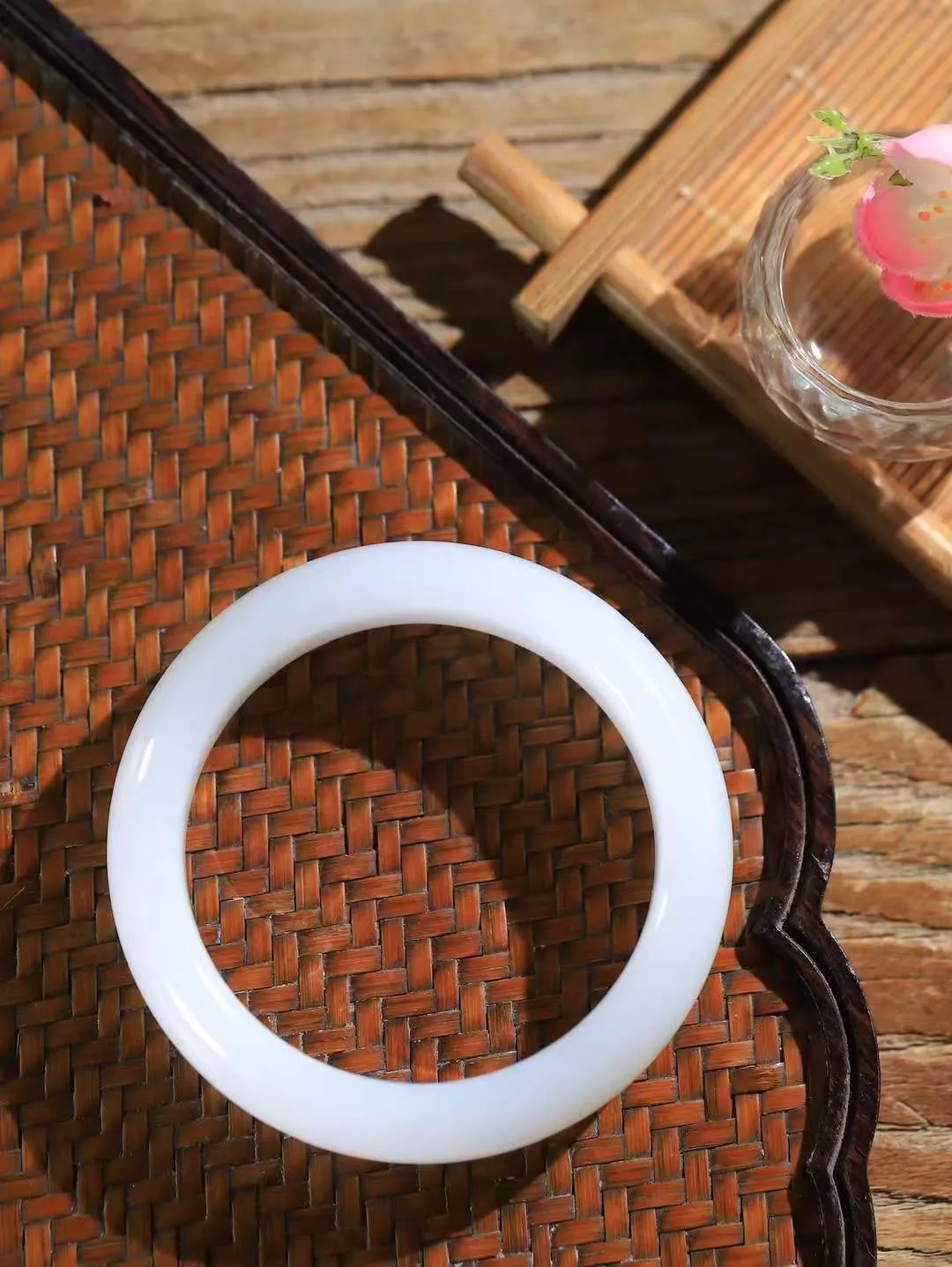 【花样年华·手镯】

收藏级臻品和田玉白玉手镯，质地油润细腻，色泽高贵典雅，镯型古朴典雅。在诗情画意的雨巷相遇，你是我腕间的一抹风情，有你眸有深情，清风荡漾湖间静水，我愿俯身低眉，在烟波涟漪处，寻你深情倩影。内径53.5mm尺寸15-8.9mm 重62.6克。fDL-361142188