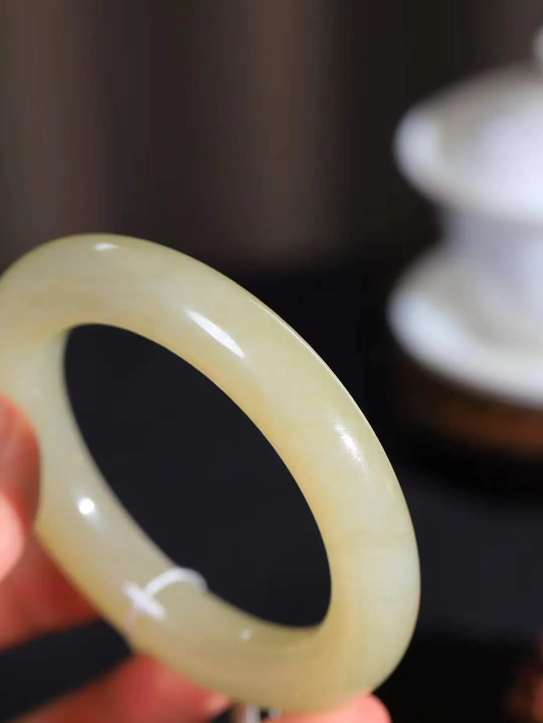 【玉佳人·手镯】

精品️和田玉糖白玉圆条手镯 ，玉质细腻油润，做工细致精美，端庄素雅，亭亭玉立，芊芊素手。芊芊素手，怎能忘镯？秀美圆条，更显婀娜。内径61mm 尺寸13.3-13.6mm重98.7克691102180L