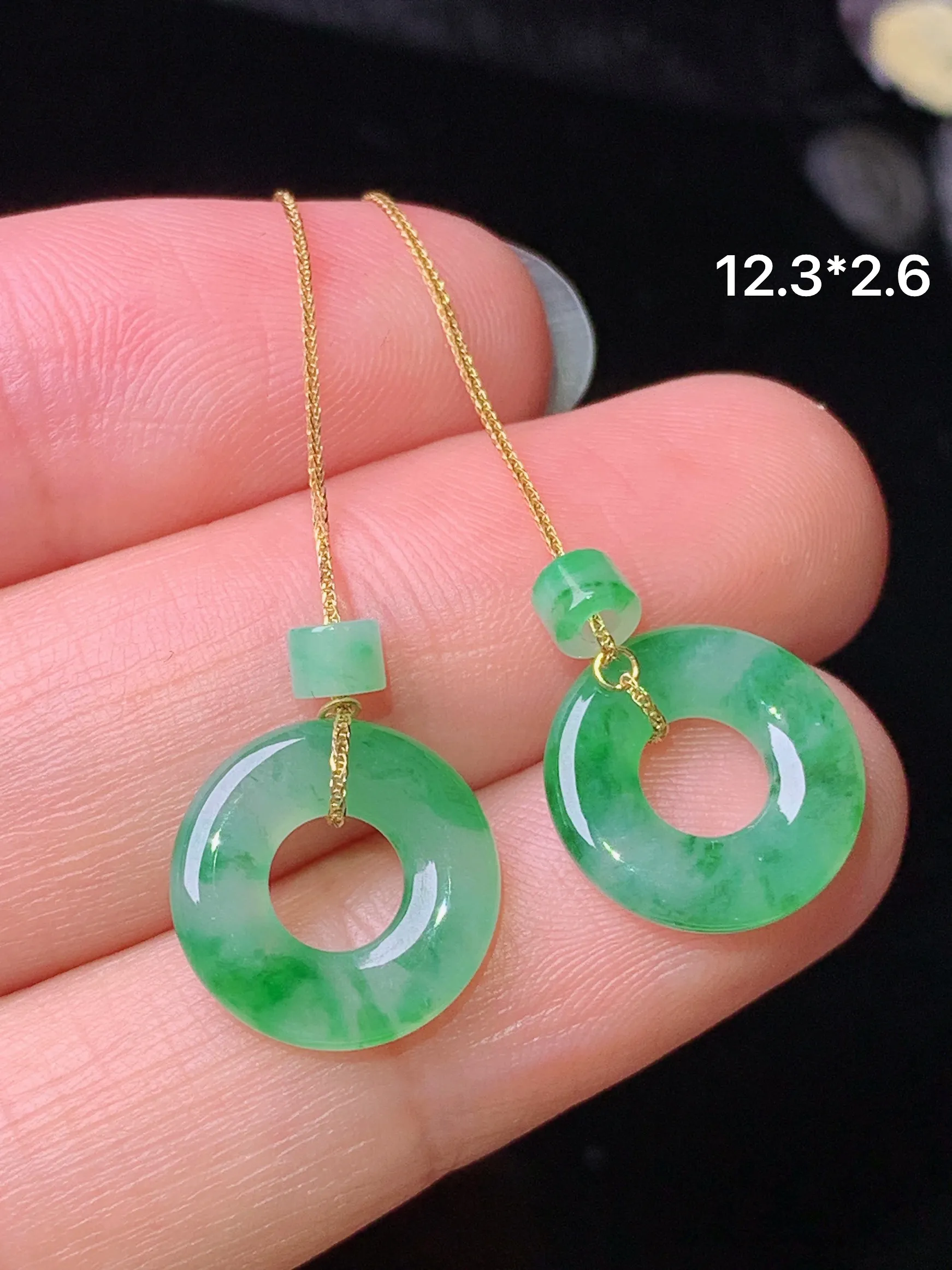 18k金镶嵌飘绿平安环耳坠 玉质细腻 色泽清新艳丽 整体尺寸12.3*2.6