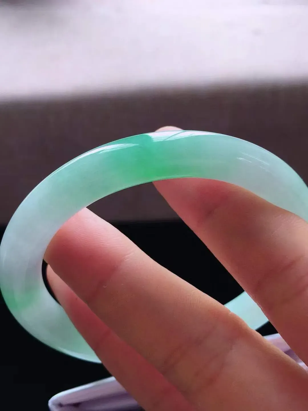 【翡翠名称】老种飘绿花53.3圈口圆条翡翠手镯
【翡翠尺寸】53.3*8.2*8.5mm适合52.5-55.6正圈口佩戴
【翡翠描述】缅甸天然翡翠A货，种老水足，玉质细腻，色泽靓丽，性价比高，佩戴效果好！