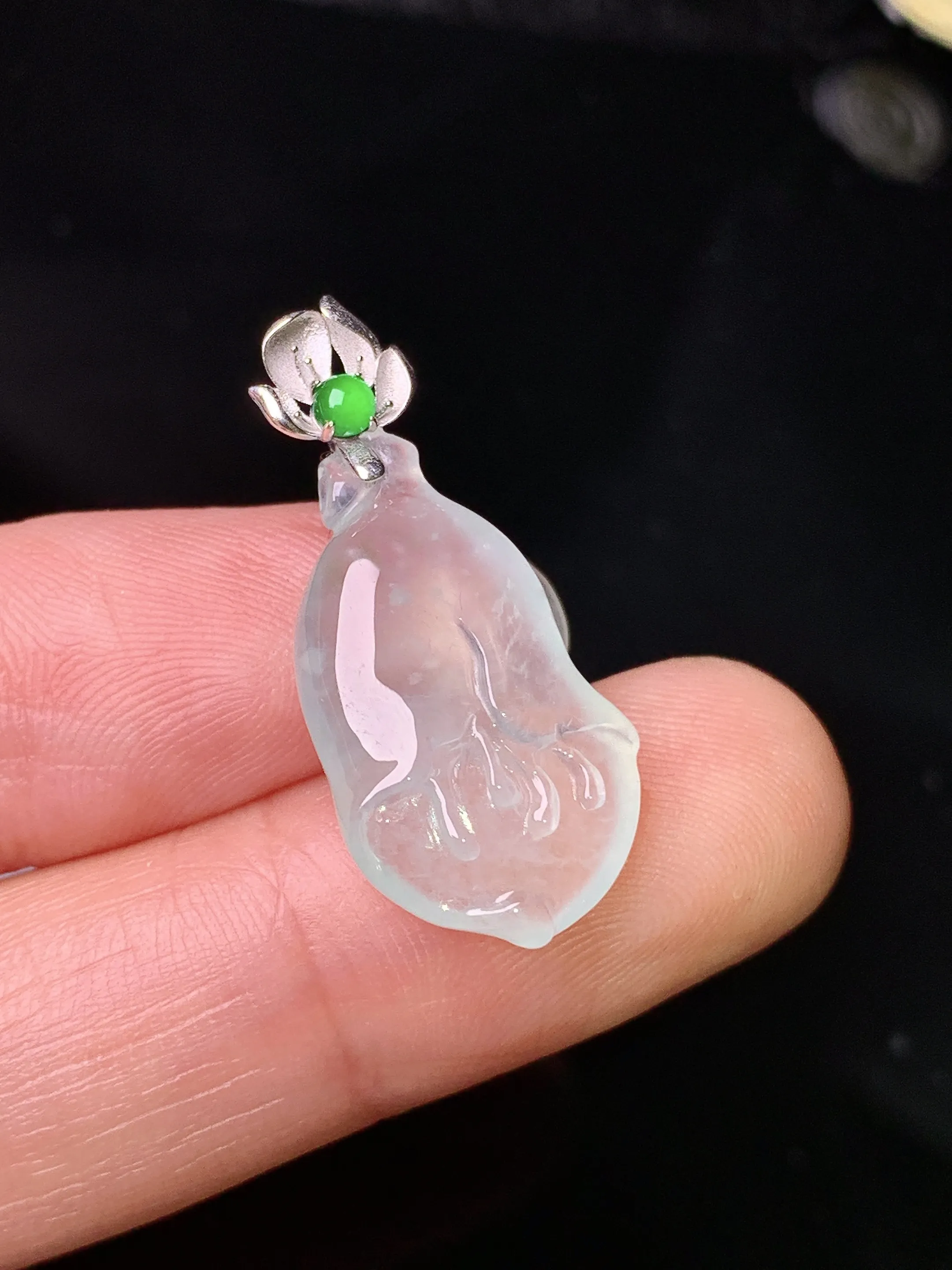 18k金钻镶嵌冰种花蕾吊坠 玉质细腻 色泽清新艳丽 整体尺寸27.8*12.5*5.5