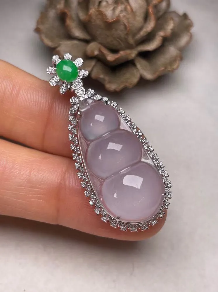 冰种福豆吊坠、真金真钻镶嵌，种水好，玉质细腻 .裸石尺寸 26.8*13.0