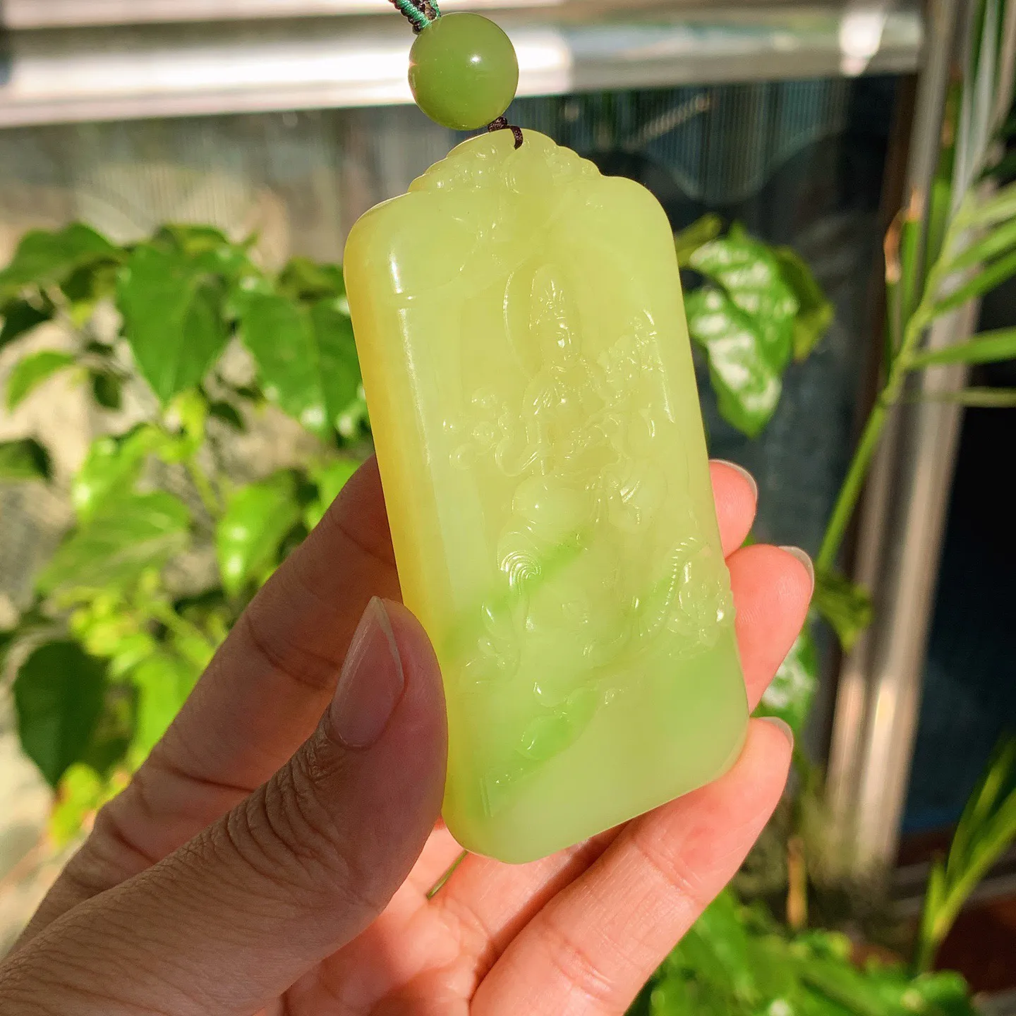 新疆和田玉若羌黄口料翠青普贤菩萨牌子挂件。尺寸80/45/12重93.8克。玉质细腻油润。手推出油。品相大气。lt251120