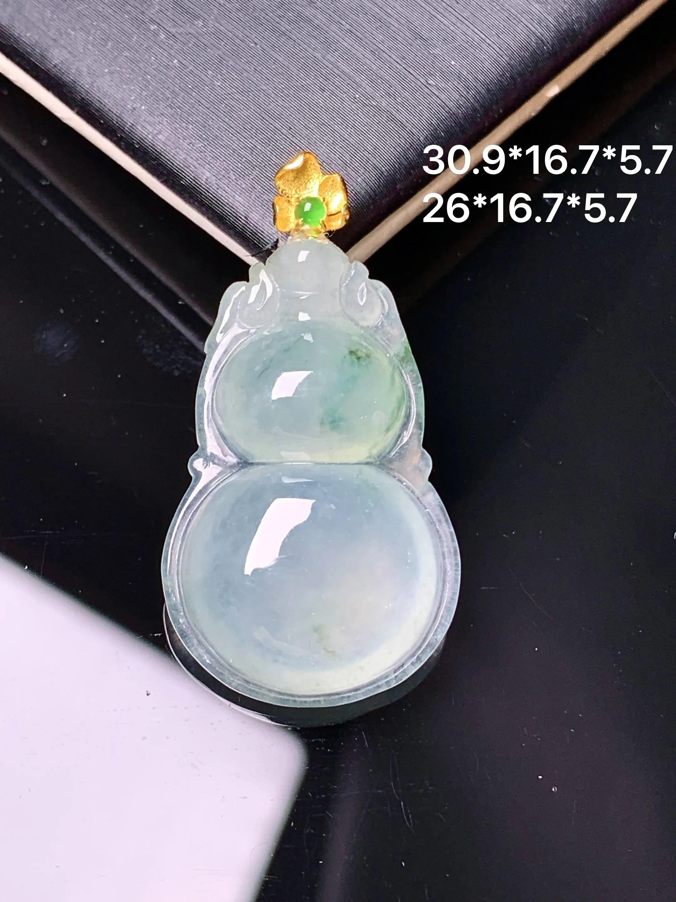 18k金镶嵌冰种葫芦吊坠 玉质细腻 色泽清新艳丽 整体尺寸30.9*16.7*5.7