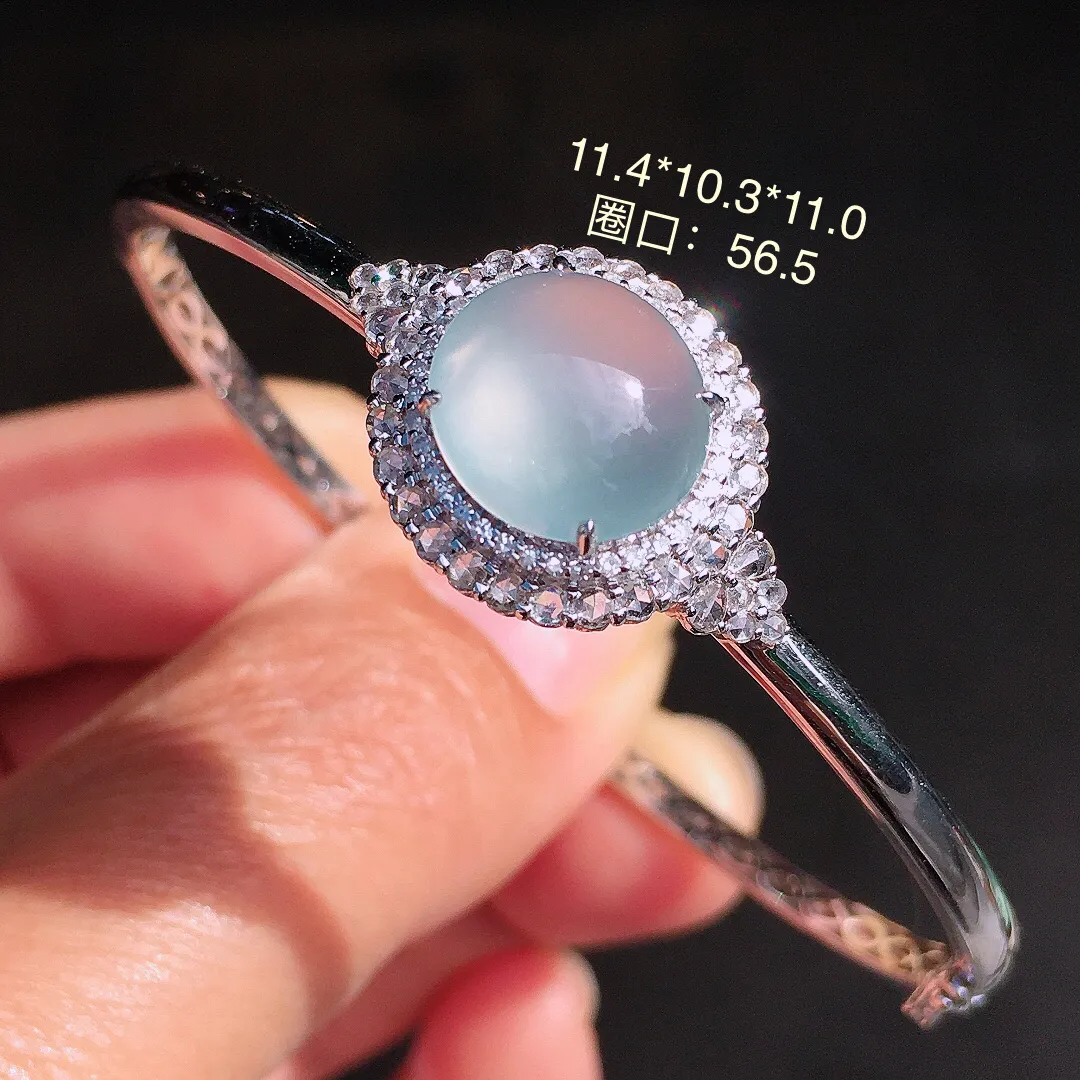 冰种蛋面手镯，玉质细腻，荧光感超
强，饱满圆润，尽显优雅气质，18k
金豪华镶嵌