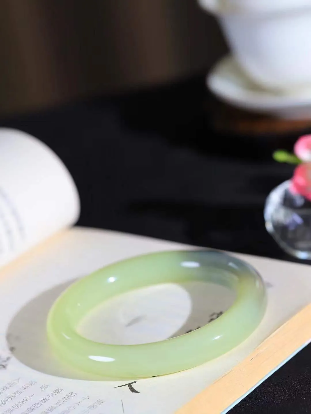 【情有独钟.手镯】

精品和田玉双色手镯 玉质温润细腻 油性十足 手感舒适，高华雅逸，线条流畅，简