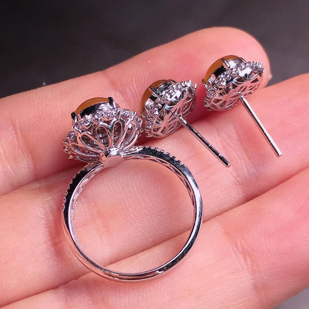 黄翡蛋面套装（戒指+耳钉），色泽均匀艳丽，玉质细腻，荧光感超
强，饱满圆润，尽显优雅气质，18k
金豪华镶嵌