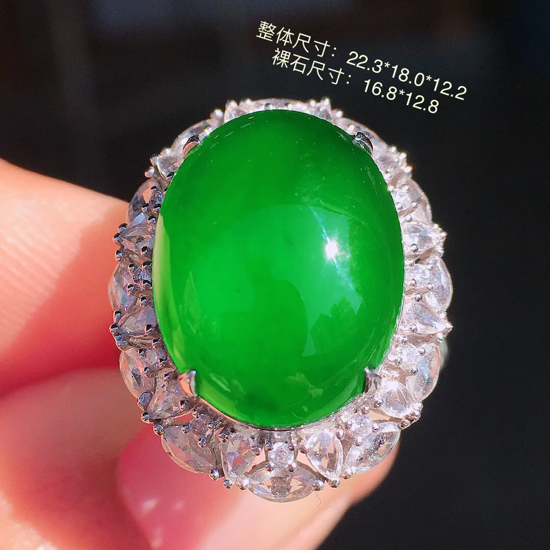 阳绿蛋面戒指，色泽均匀艳丽，玉质细腻，荧光感超
强，饱满圆润，尽显优雅气质，18k
金豪华镶嵌
