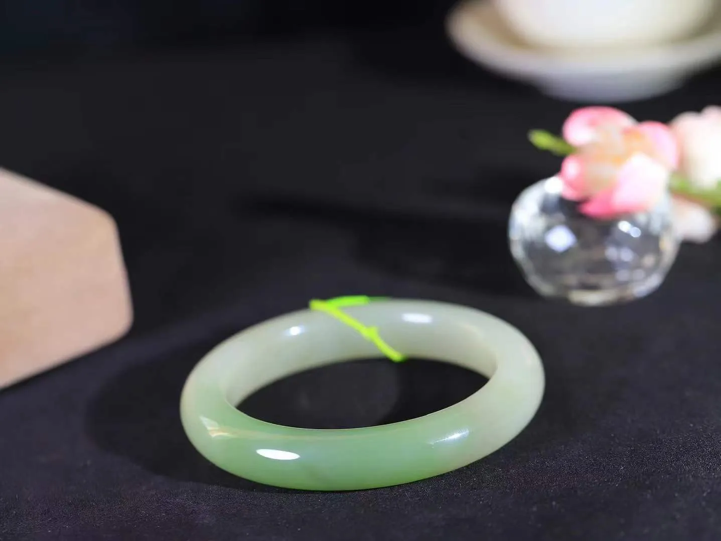 （一见钟情.手镯）

精品和田玉翠青手镯，玉质温和莹润，精光内蕴，手感舒适。整器简约，打磨光洁，让