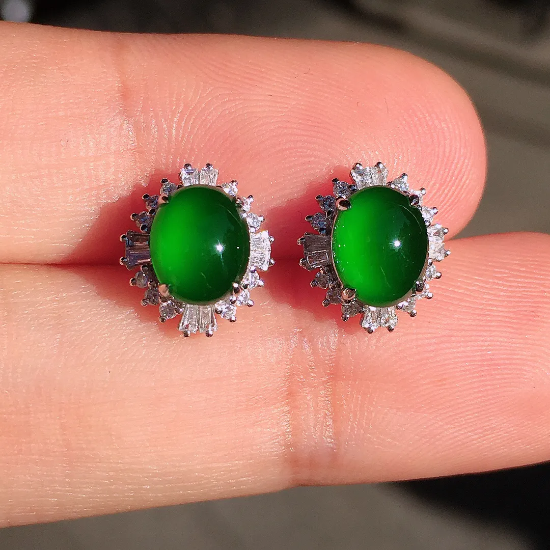 满绿蛋面耳钉，色泽均匀浓郁，玉质细腻，荧光感超
强，饱满圆润，尽显优雅气质，18k
金豪华镶嵌