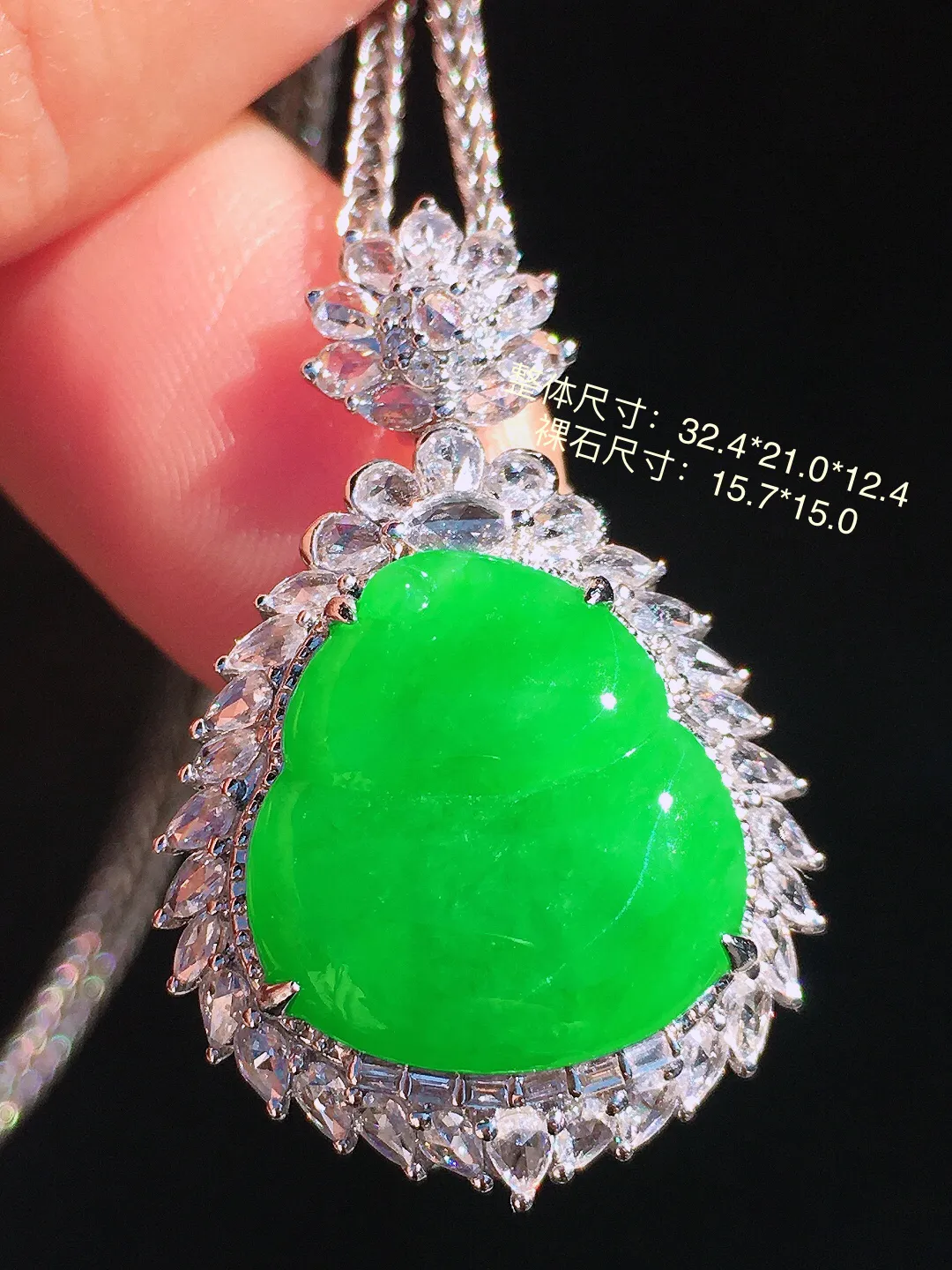 阳绿葫芦吊坠，色泽均匀艳丽，玉质细腻，荧光感超
强，饱满圆润，尽显优雅气质，18k
金豪华镶嵌