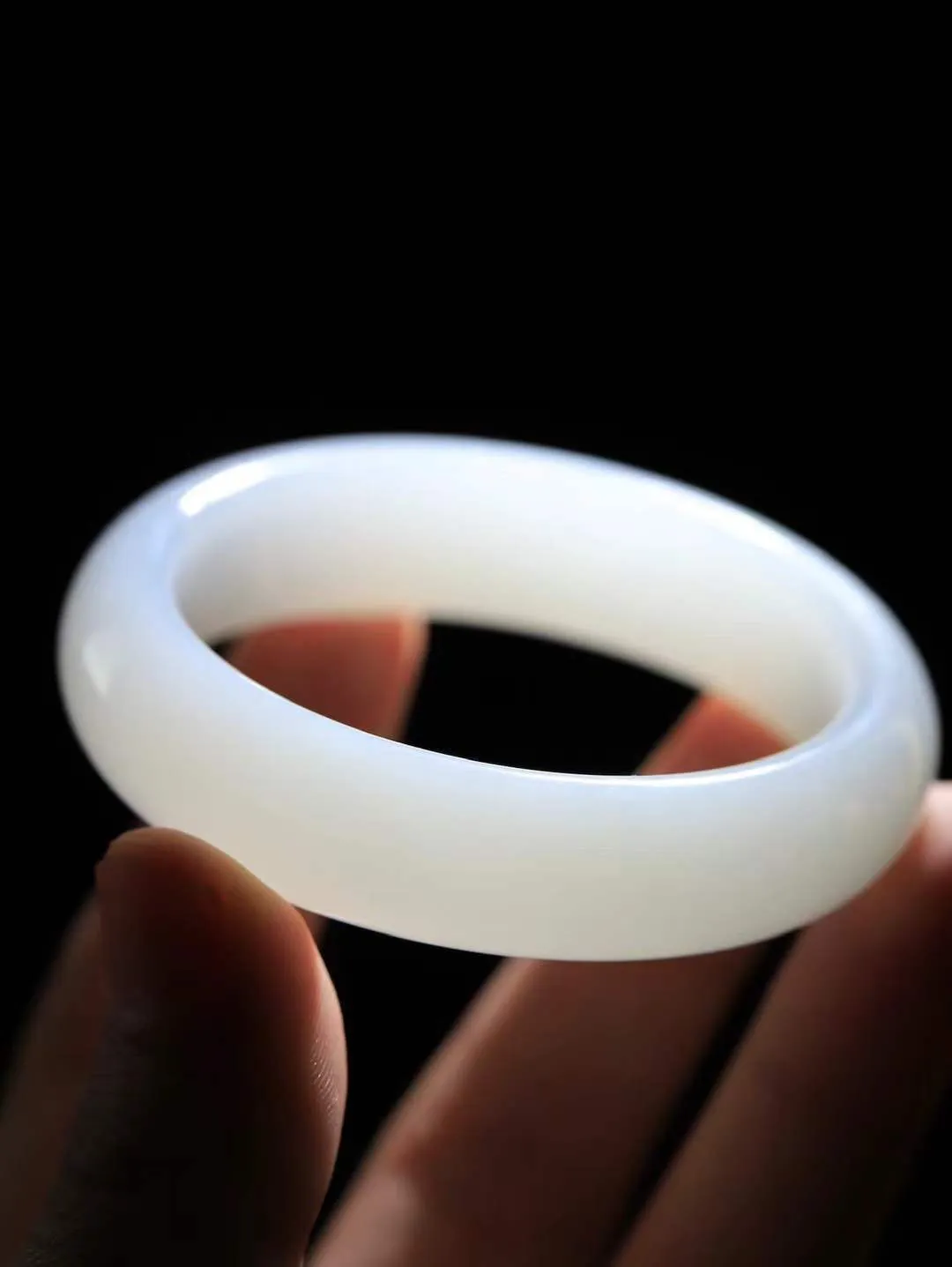 【花样年华·手镯】

收藏级臻品和田玉白玉手镯，质地油润细腻，色泽高贵典雅，镯型古朴典雅。在诗情画意的雨巷相遇，你是我腕间的一抹风情，有你眸有深情，清风荡漾湖间静水，我愿俯身低眉，在烟波涟漪处，寻你深情倩影。内径53.5mm尺寸15-8.9mm 重62.6克。fDL-361142188