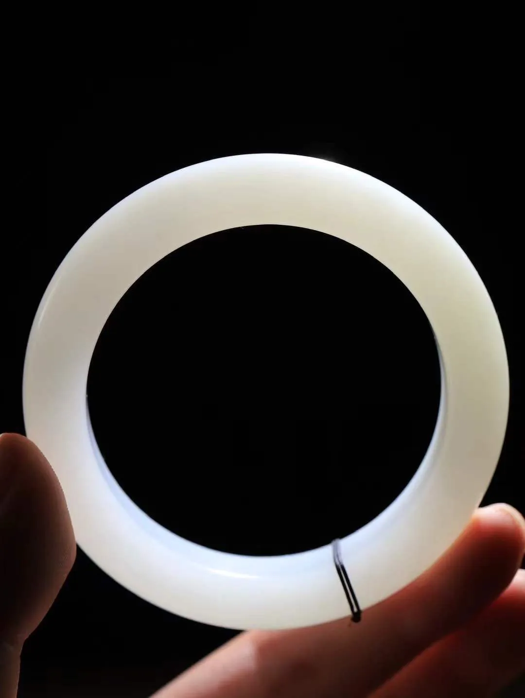 （一见倾心.手镯）

收藏级和田玉白玉手镯，玉质温润细腻 油性十足 手感舒适，高华雅逸，线条流畅，简约大气，美自天成，素雅高贵。佩戴于腕间，婉约之美，举手投足间透出那低调奢华。重68克  尺寸55.5-13.2-10mm  561152136A