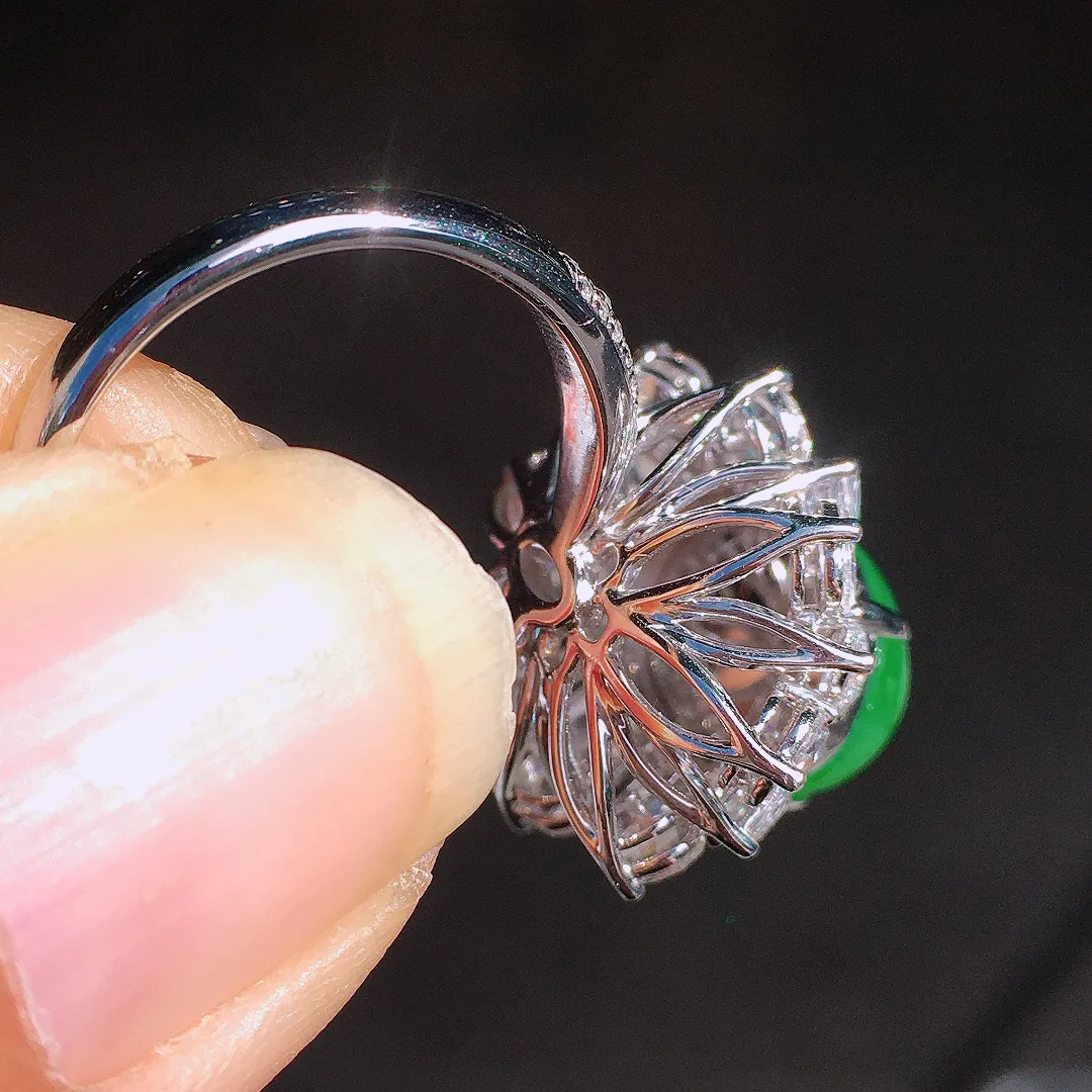 阳绿蛋面戒指，色泽均匀艳丽，玉质细腻，荧光感超
强，饱满圆润，尽显优雅气质，18k
金豪华镶嵌