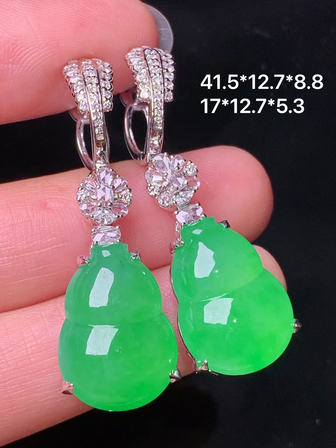 18k金钻镶嵌满绿葫芦耳坠吊坠两用款 玉质细腻 色泽清新艳丽 整体尺寸41.5*12.7*8.8