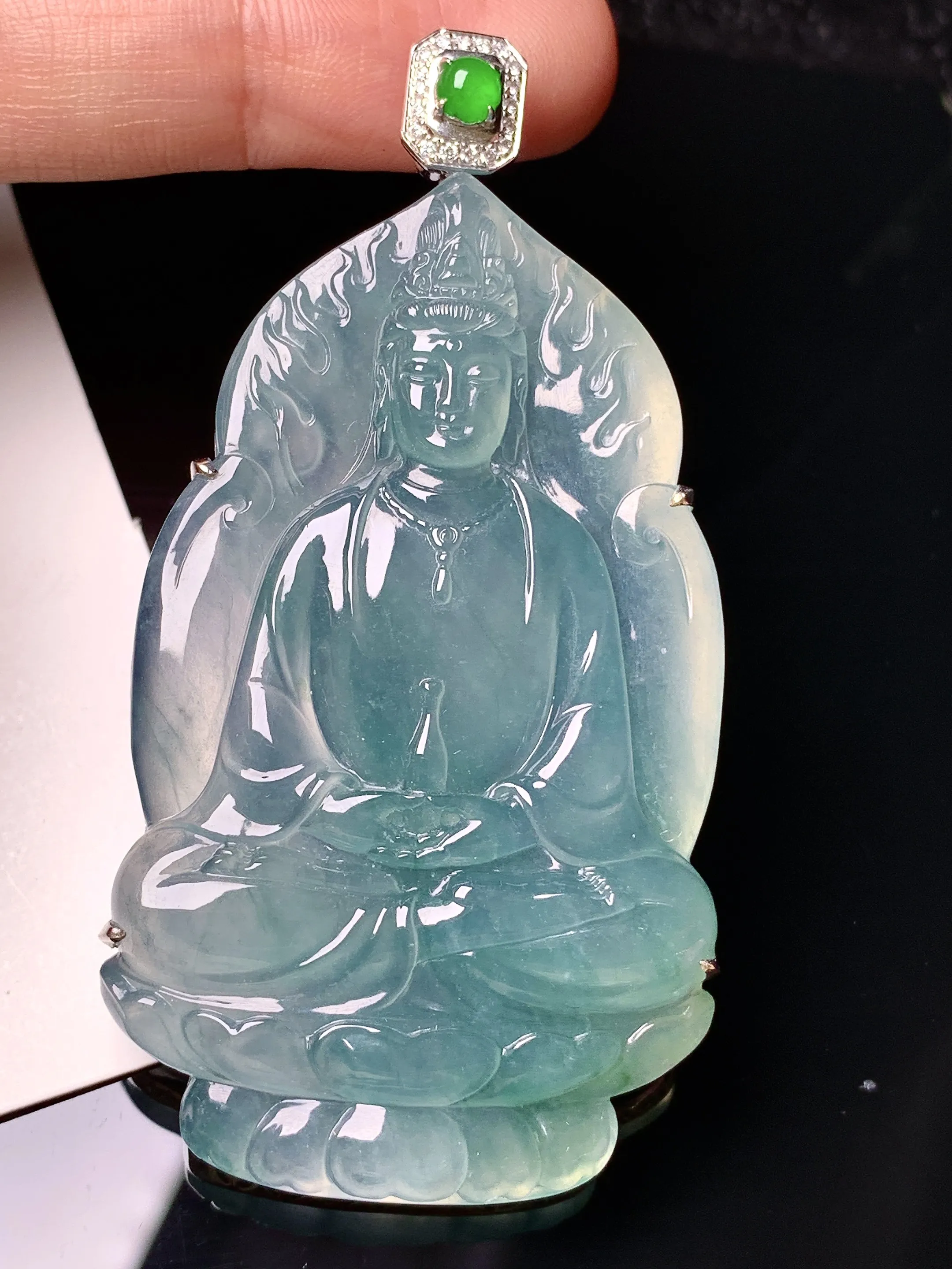 18k金钻镶嵌冰种观音吊坠 玉质细腻 色泽清新艳丽 整体尺寸66.6*34*7.7